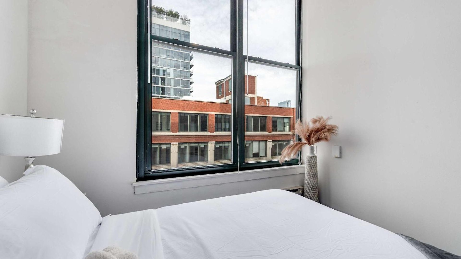 West Loop - Views With In & Out Parking 2 Apartment