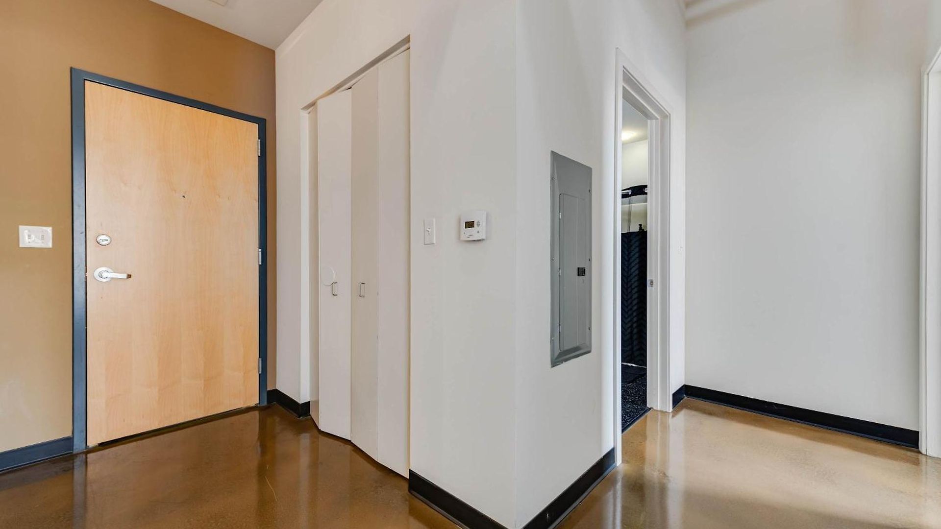 Apartment West Loop - Views With In & Out Parking 3 *