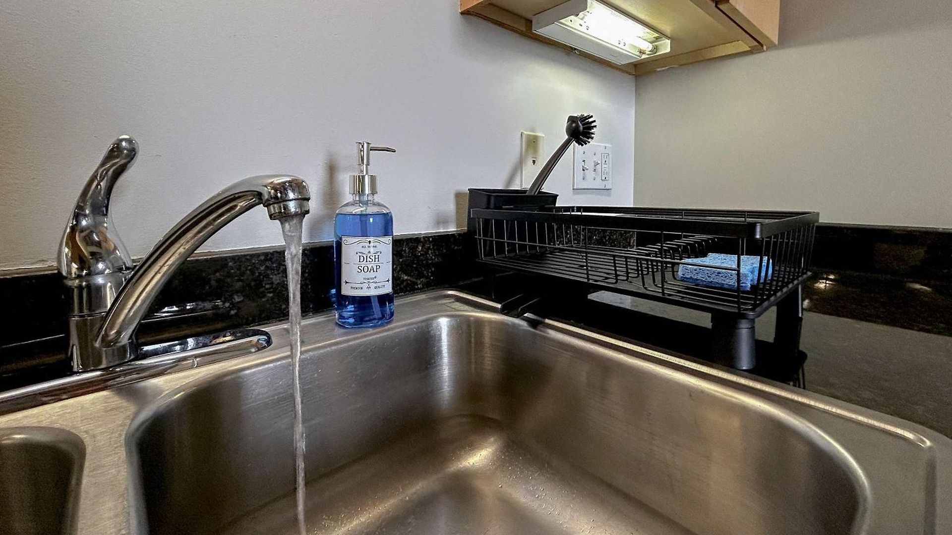 Apartment West Loop - Views With In & Out Parking 5 *