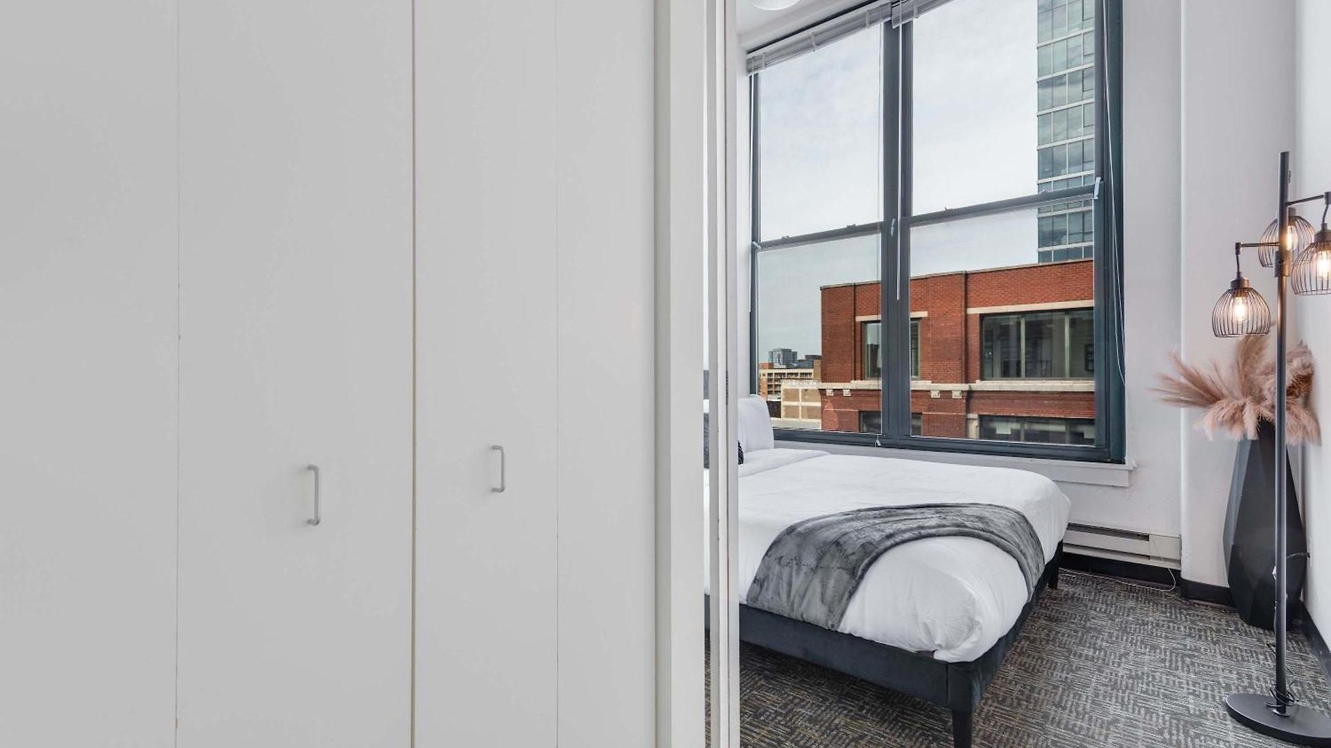 Apartment West Loop - Views With In & Out Parking 2 *