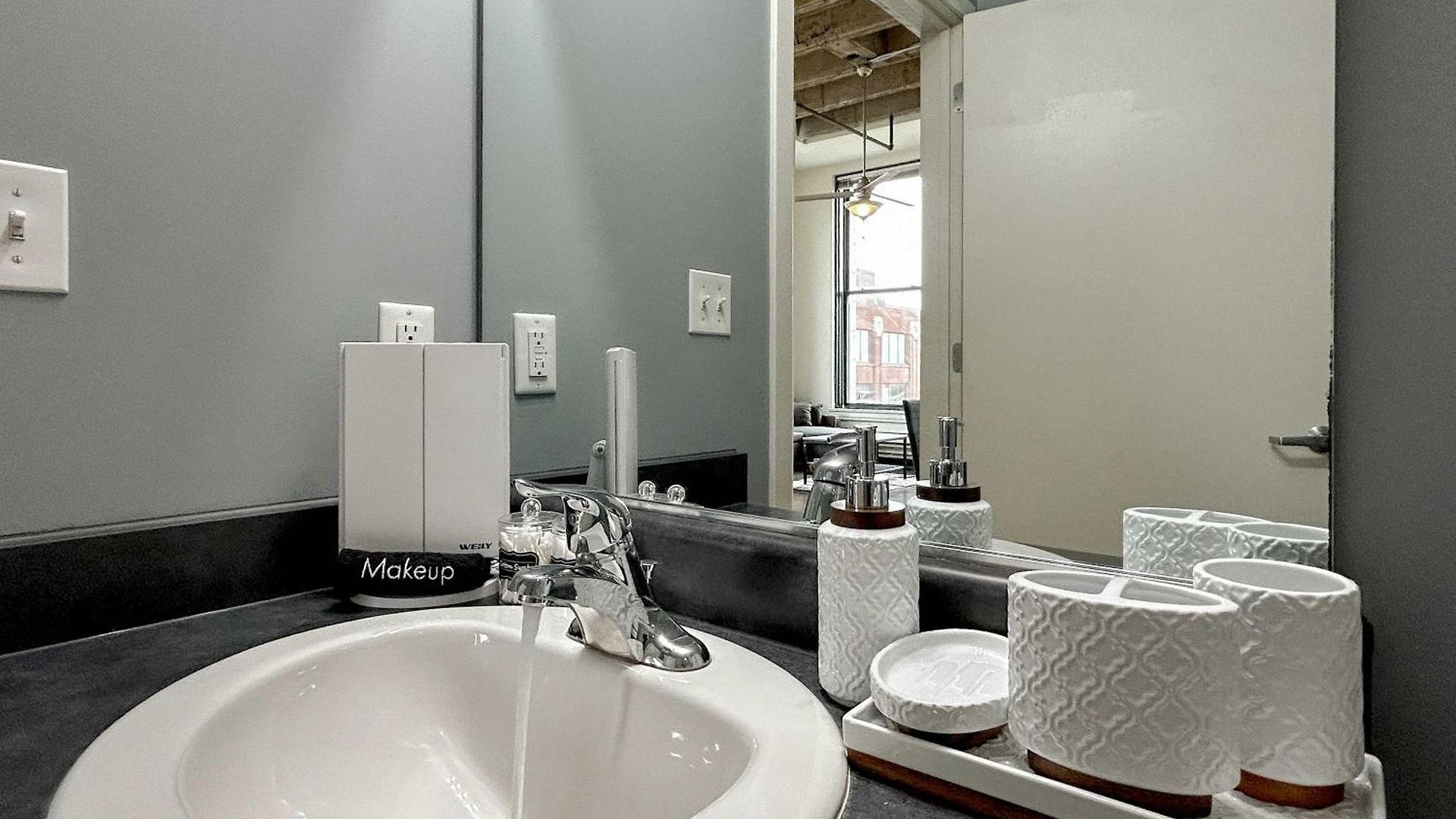 West Loop - Views With In & Out Parking 4 *