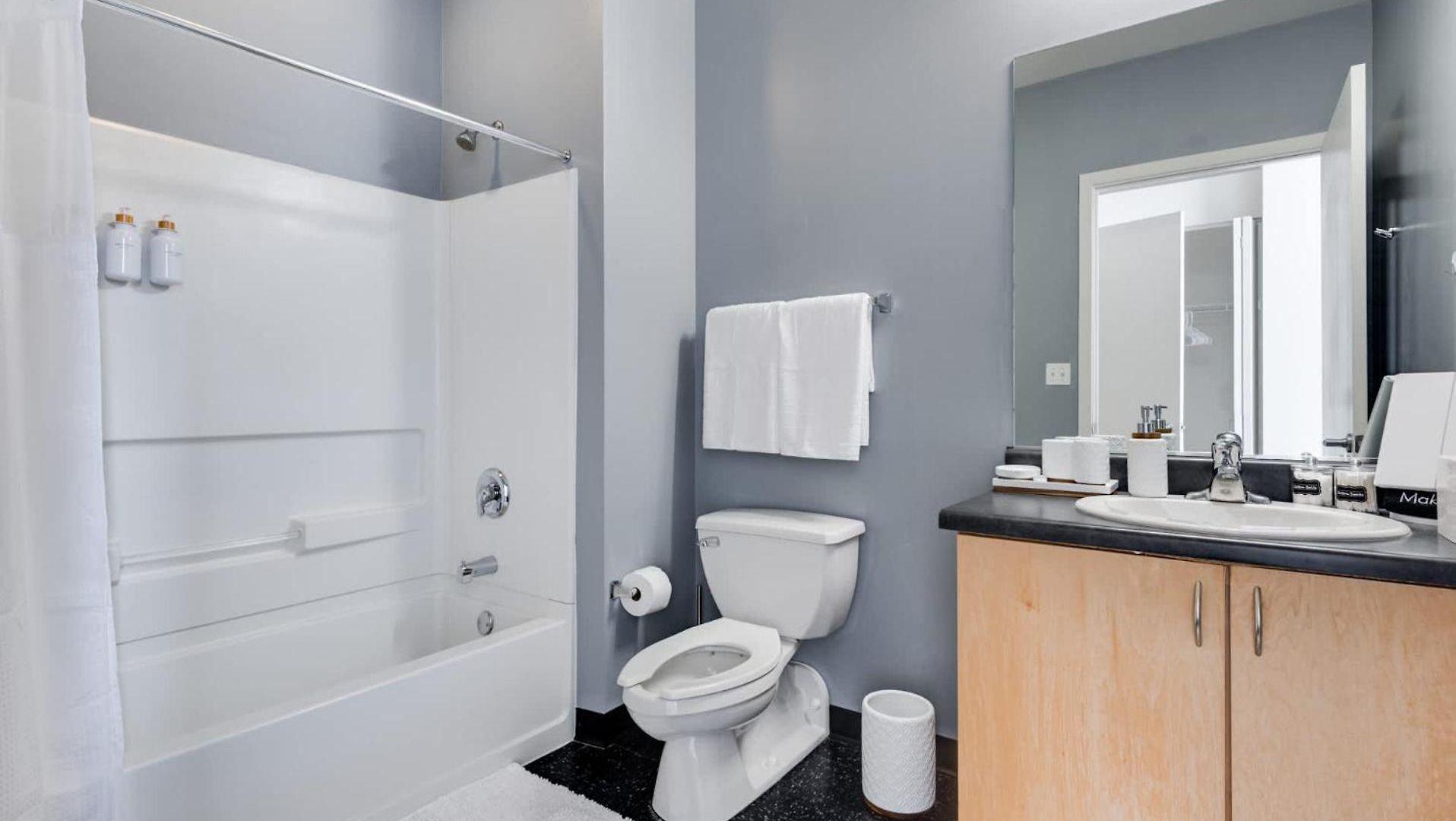 Apartment West Loop - Views With In & Out Parking 2 *