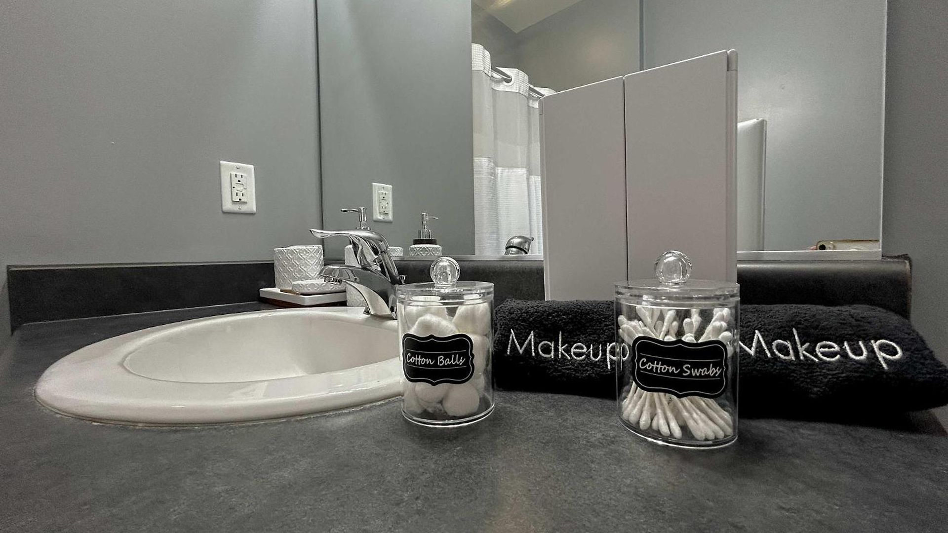 Apartment West Loop - Views With In & Out Parking 2 *