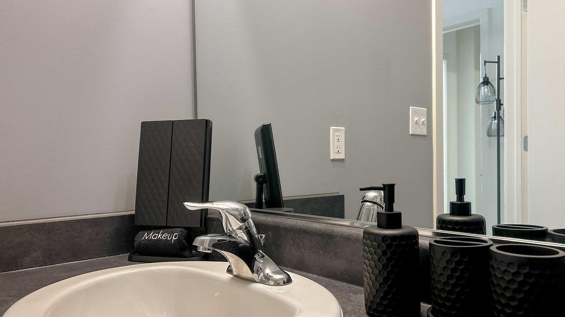 Apartment West Loop - Views With In & Out Parking 5 *