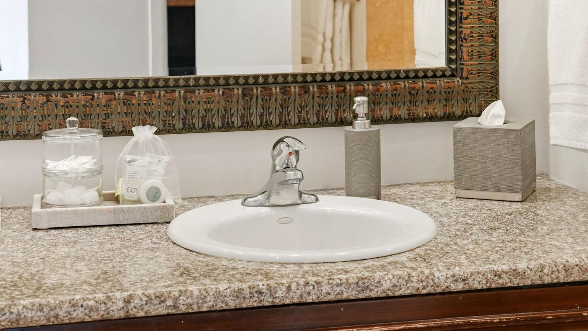 Amazing Wicker Park Penthouse With Skyline Views *
