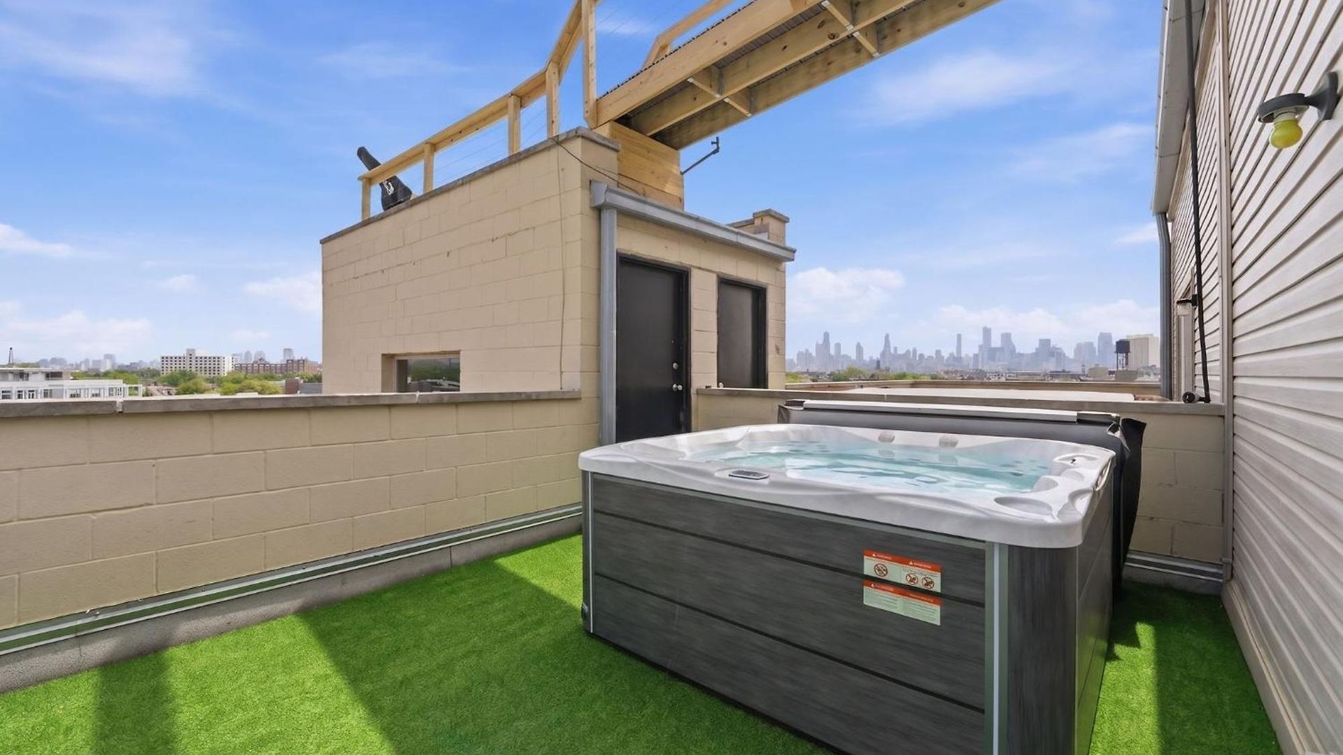 Amazing Wicker Park Penthouse With Skyline Views *