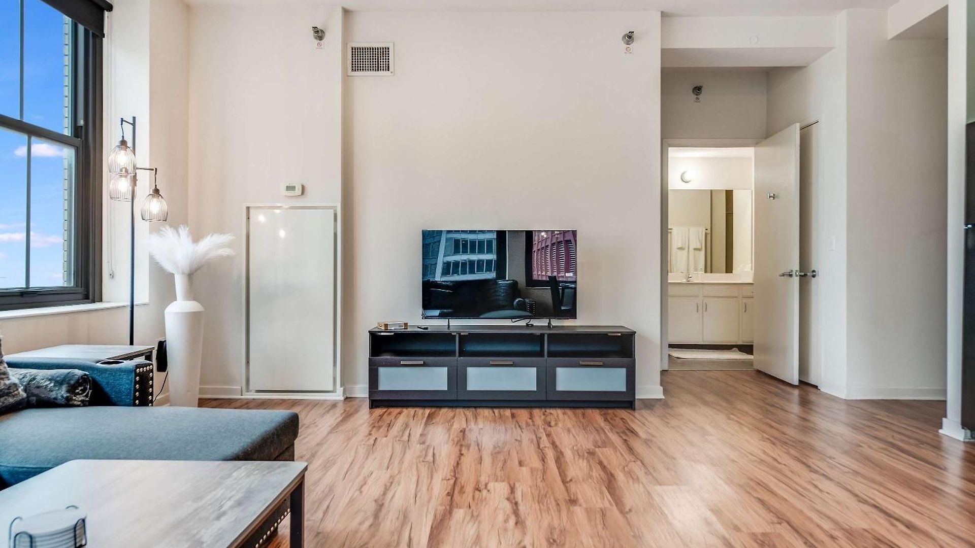Downtown With Free In & Out Parking 3 Apartment