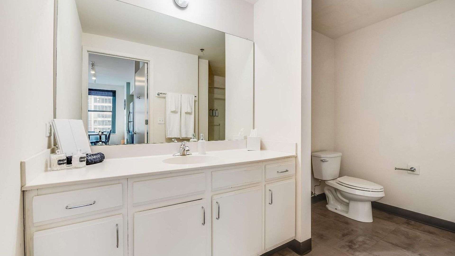Apartment Downtown With Free In & Out Parking 3 Chicago
