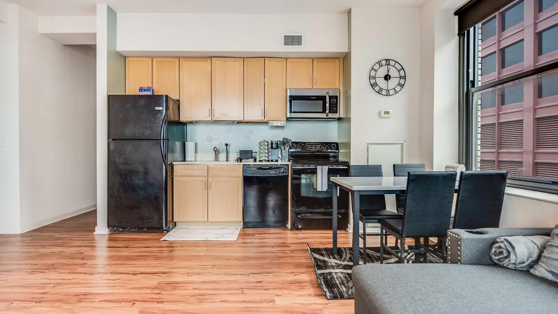 Downtown With Free In & Out Parking 3 Apartment
