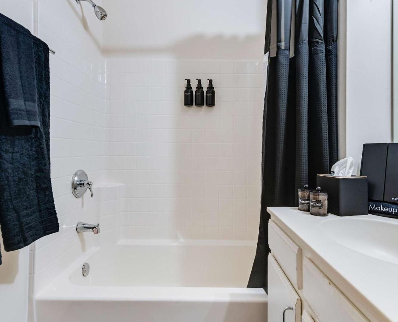 Downtown With Free In & Out Parking 3 Apartment *