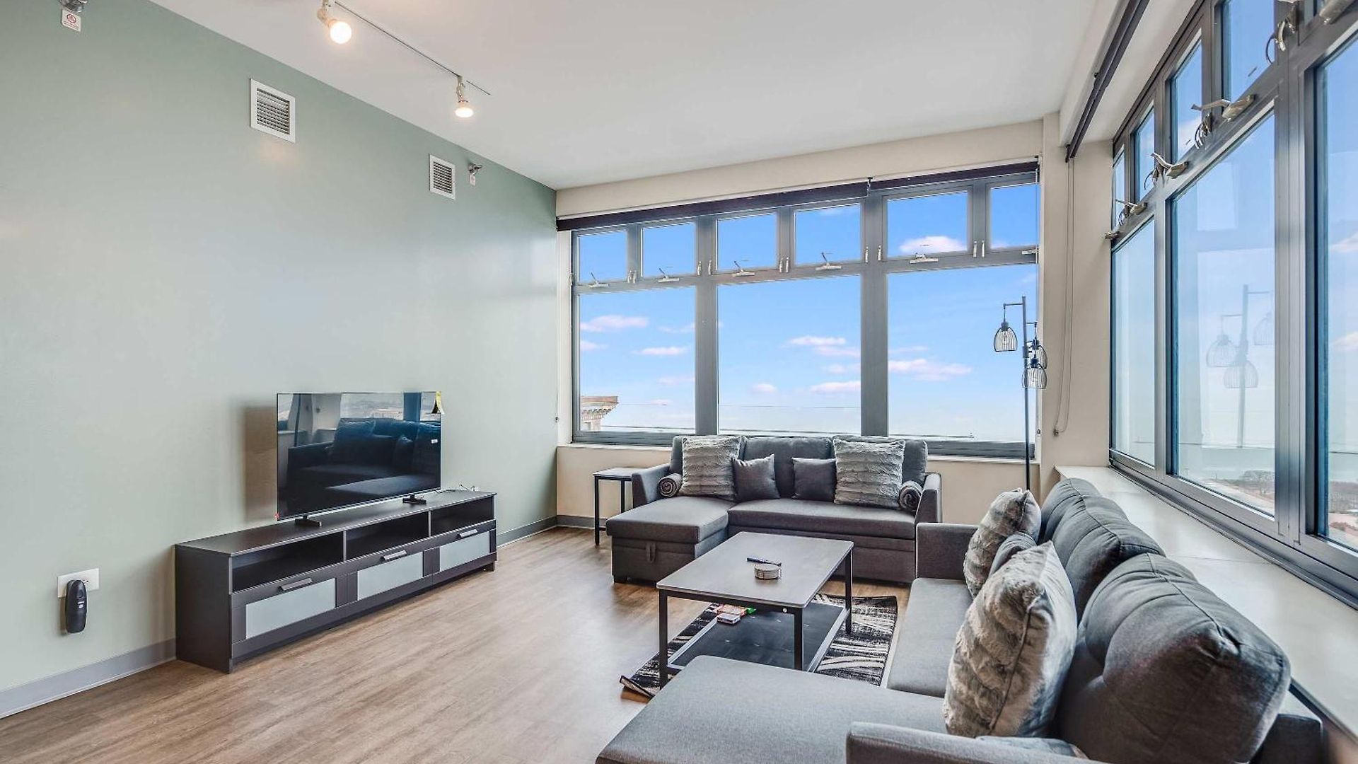 Downtown With Free In & Out Parking 6 Apartment