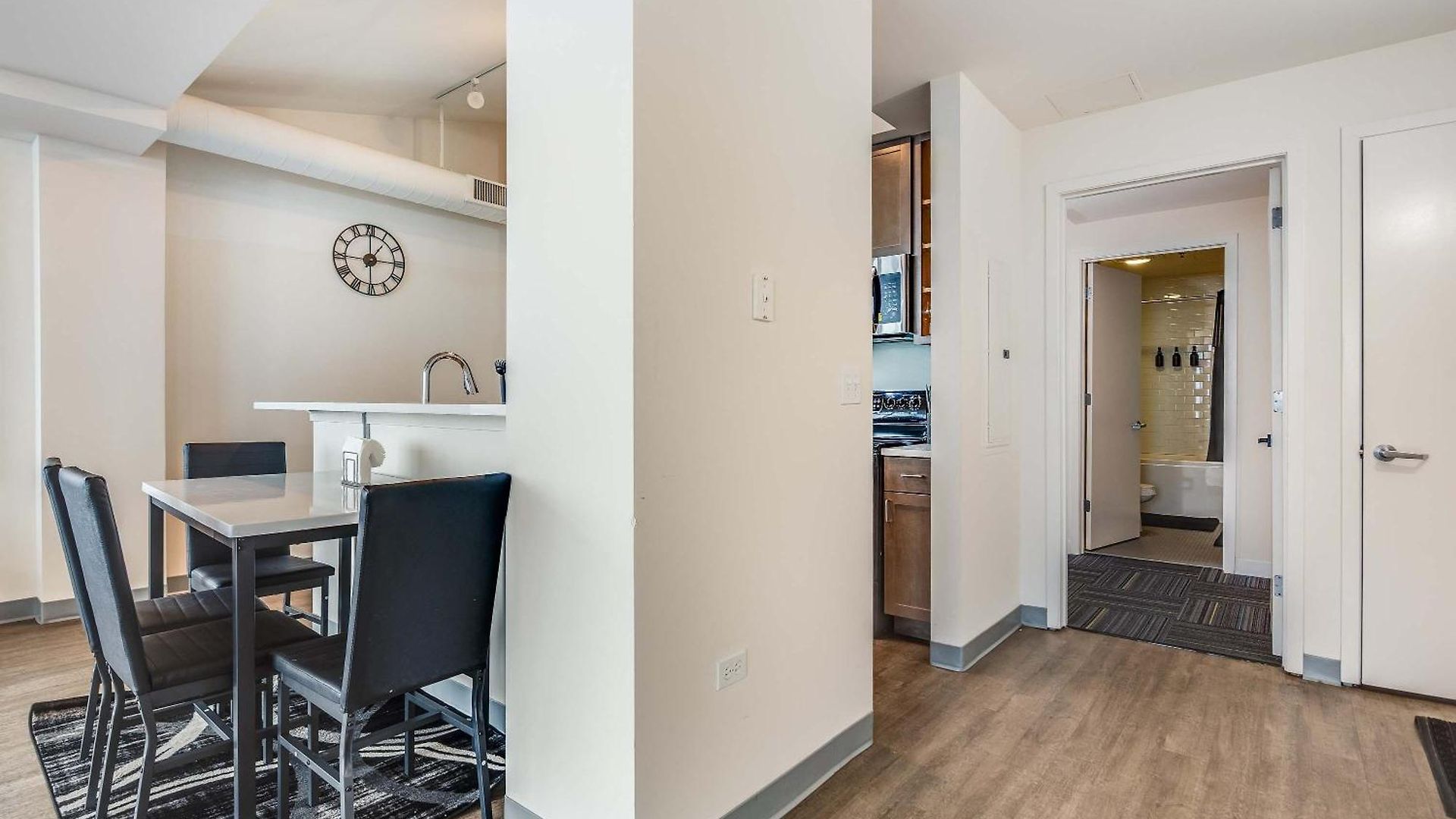 Apartment Downtown With Free In & Out Parking 6