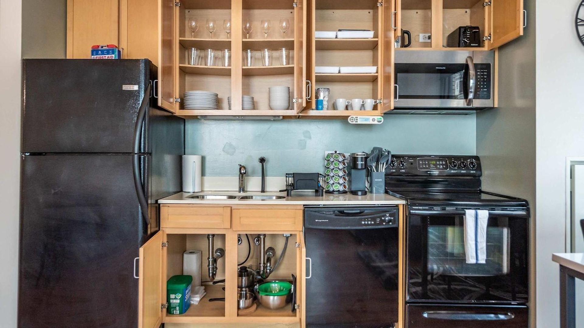 Apartment Downtown With Free In & Out Parking 3 *
