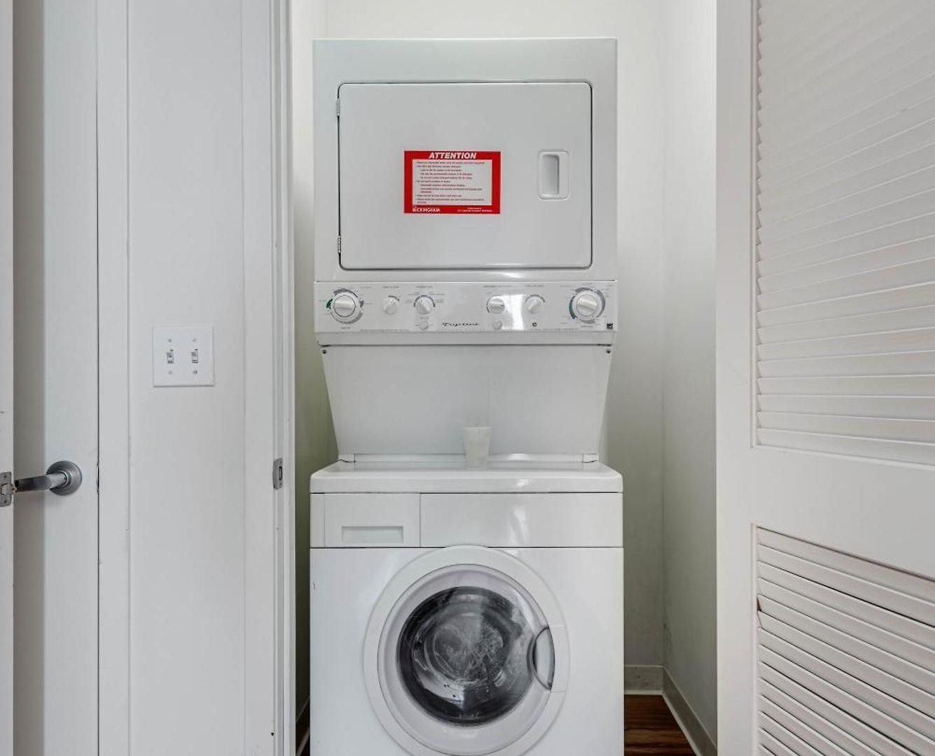Apartment Downtown With Free In & Out Parking 3