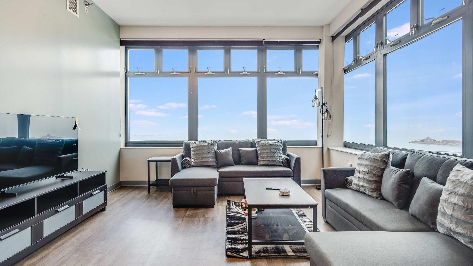 Apartment Downtown With Free In & Out Parking 6 *