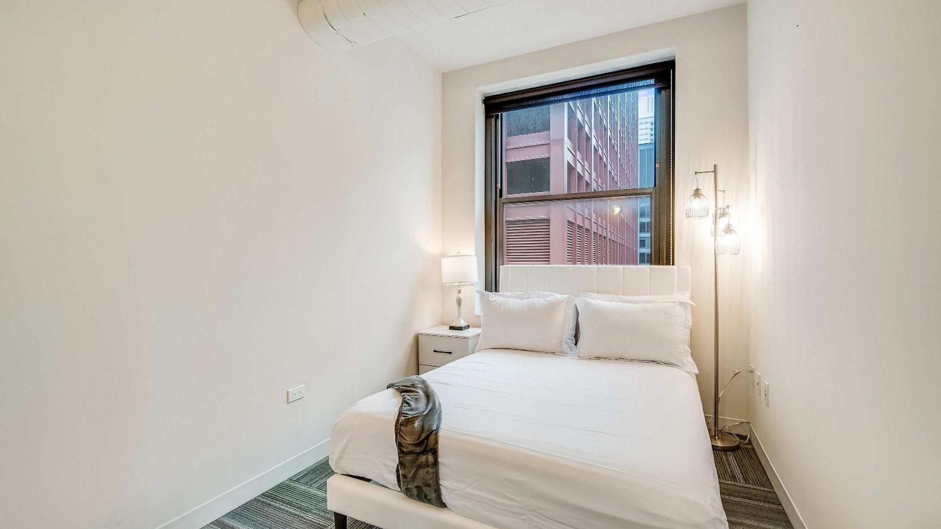 Apartment Downtown With Free In & Out Parking 3 Chicago