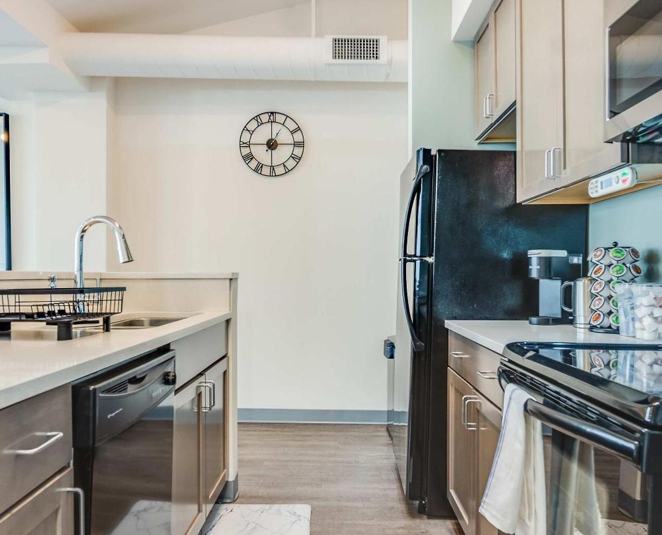 Downtown With Free In & Out Parking 6 Apartment