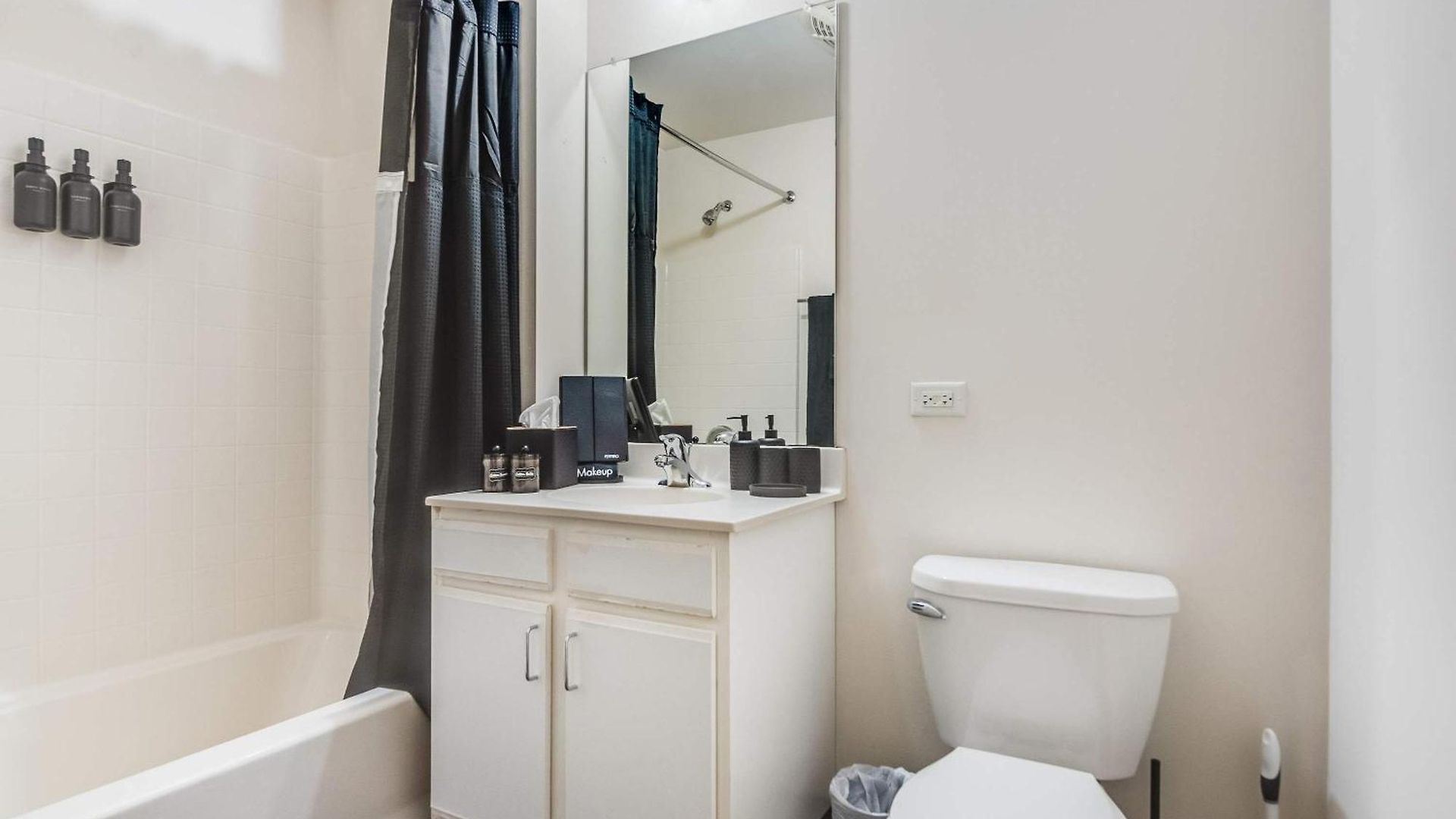 Apartment Downtown With Free In & Out Parking 3