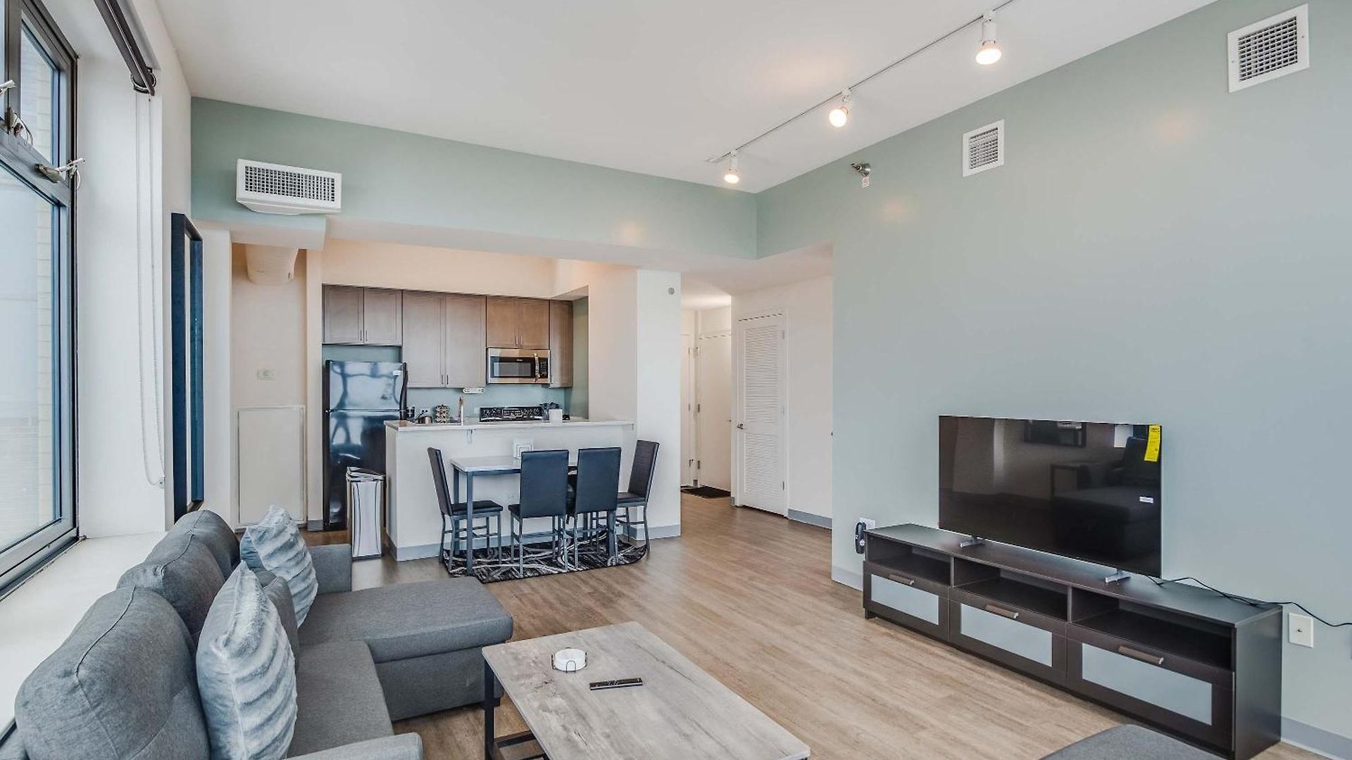 Apartment Downtown With Free In & Out Parking 6 *