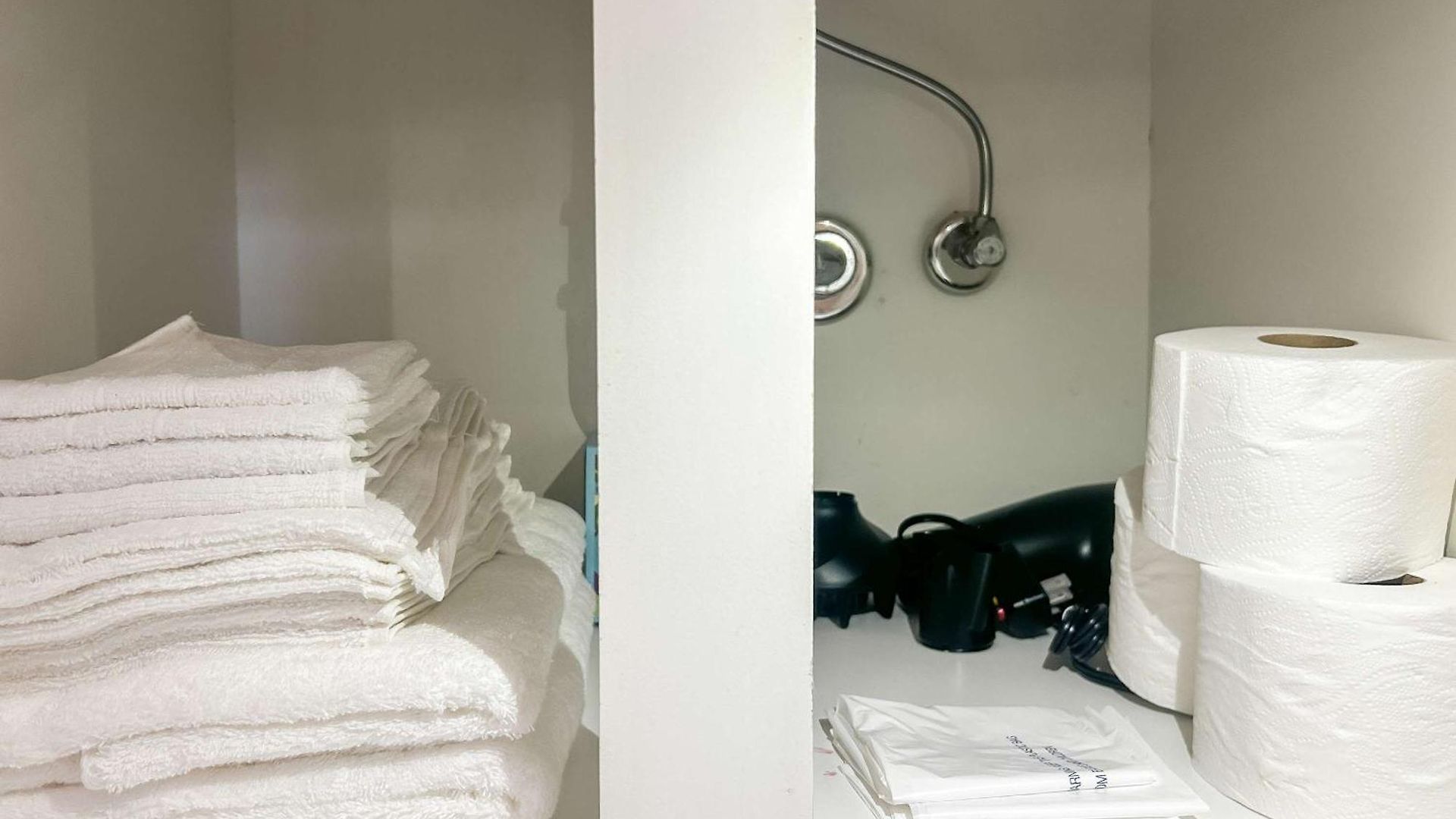 Apartment Downtown With Free In & Out Parking 6