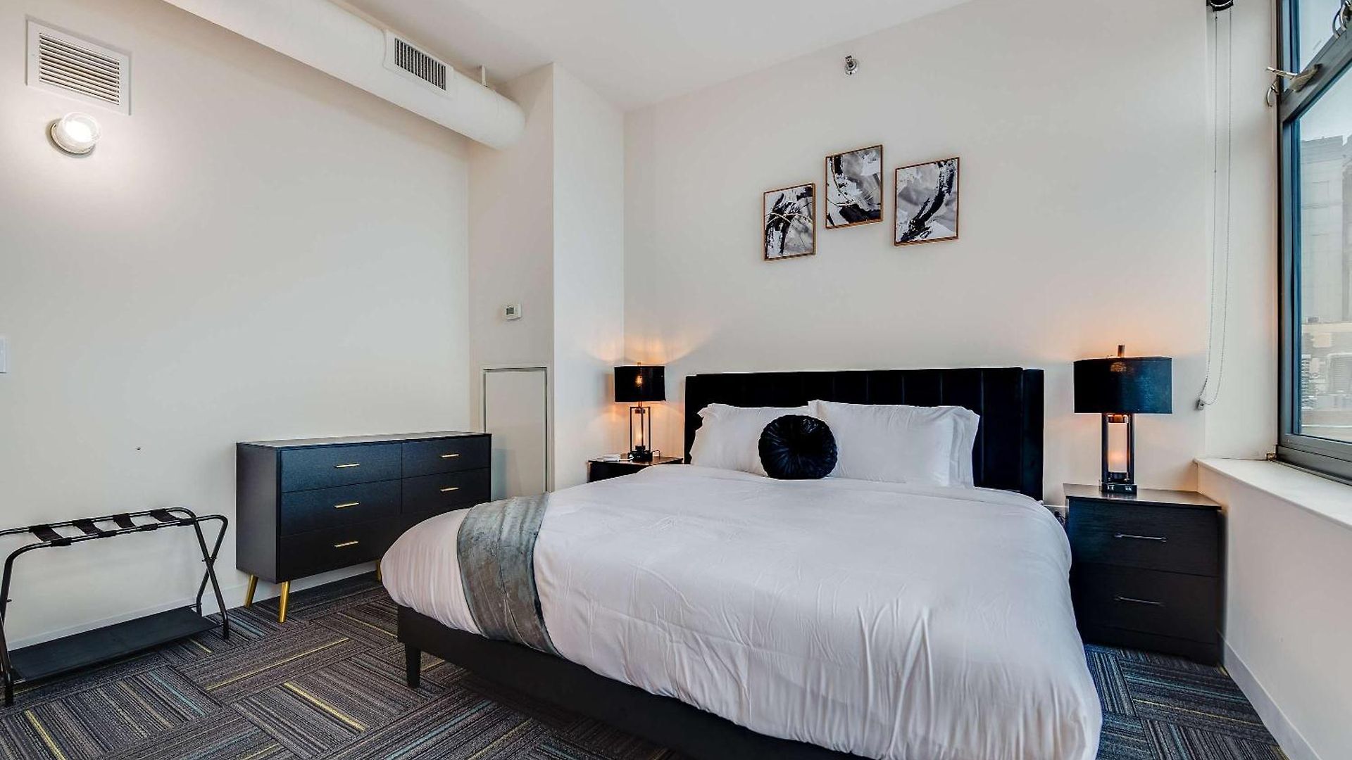 Downtown With Free In & Out Parking 6 Apartment *