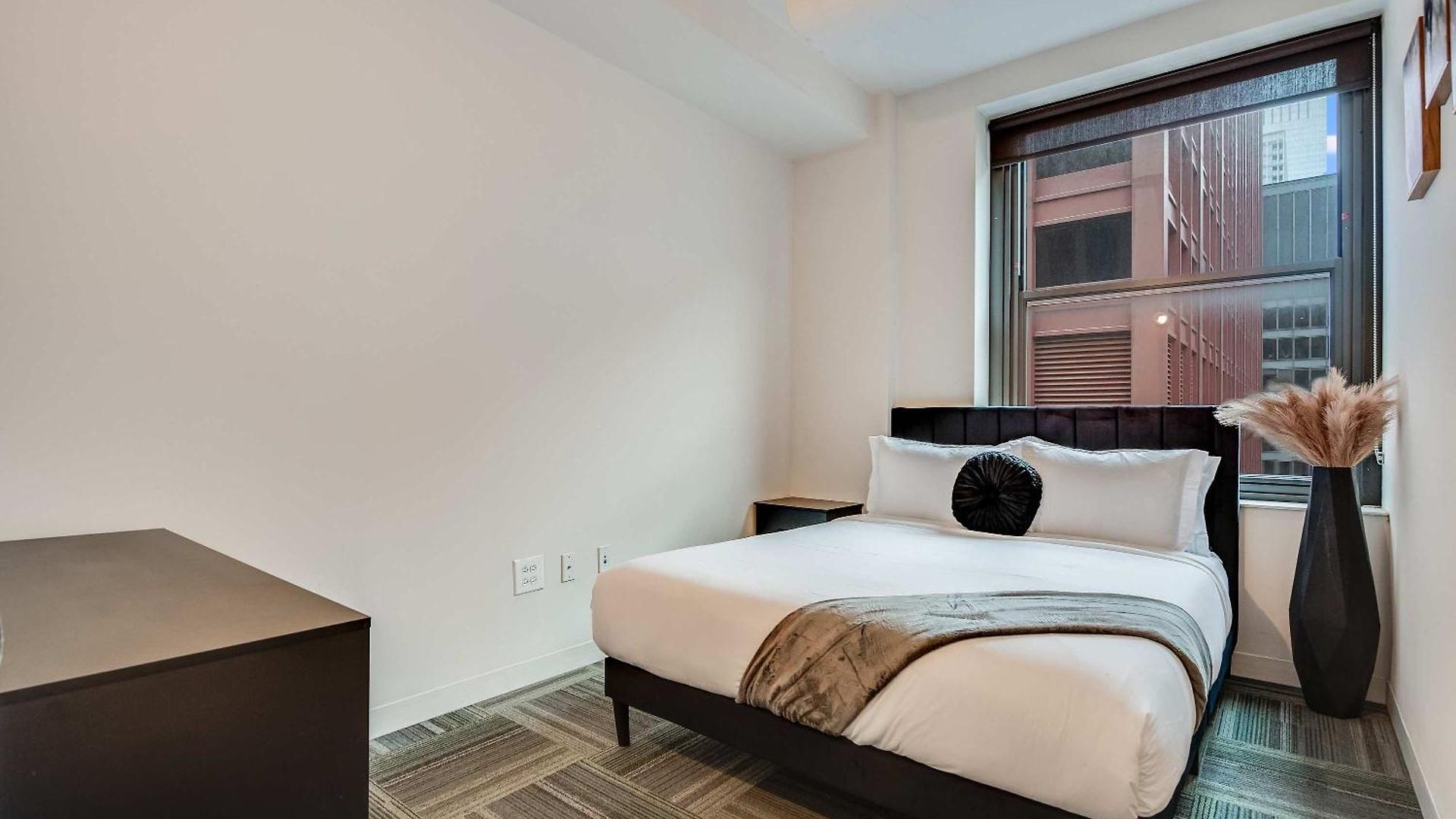 Downtown With Free In & Out Parking 3 *