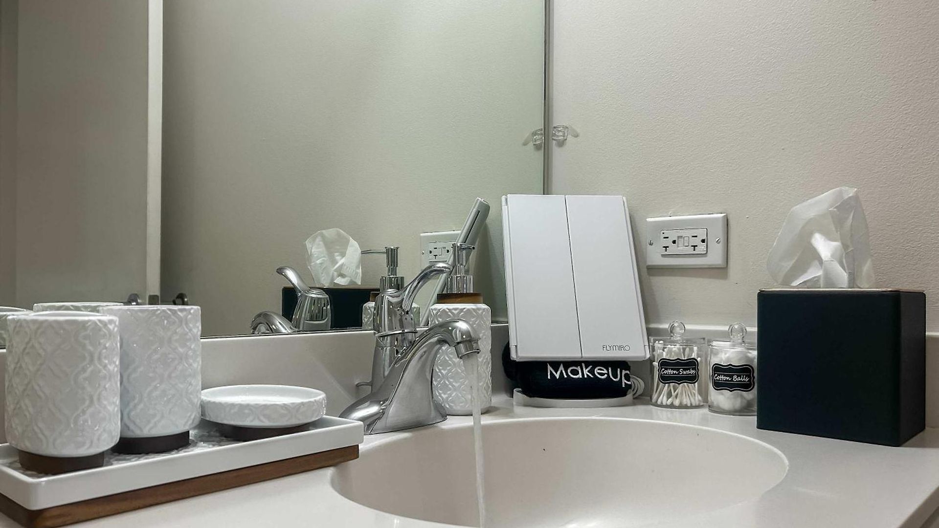 Apartment Downtown With Free In & Out Parking 6 *