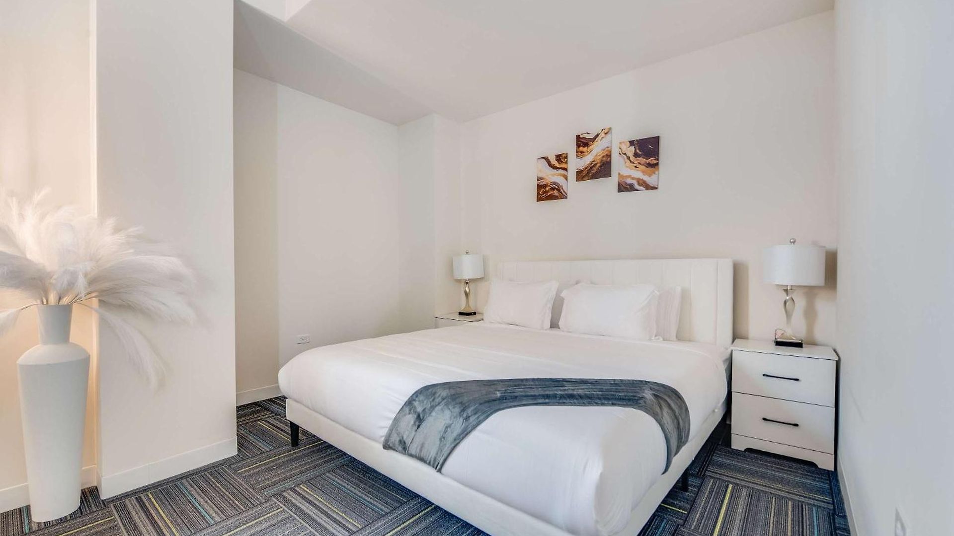 Downtown With Free In & Out Parking 6 Apartment Chicago