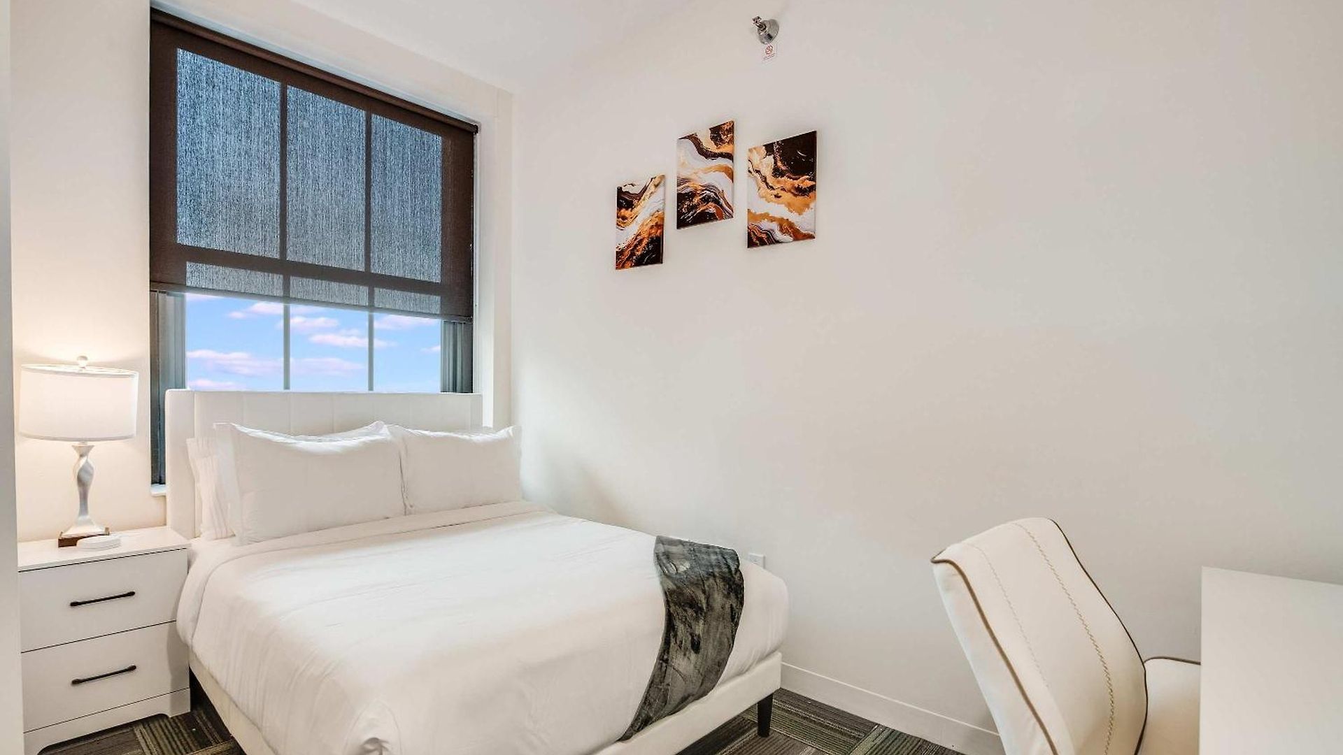 Apartment Downtown With Free In & Out Parking 3