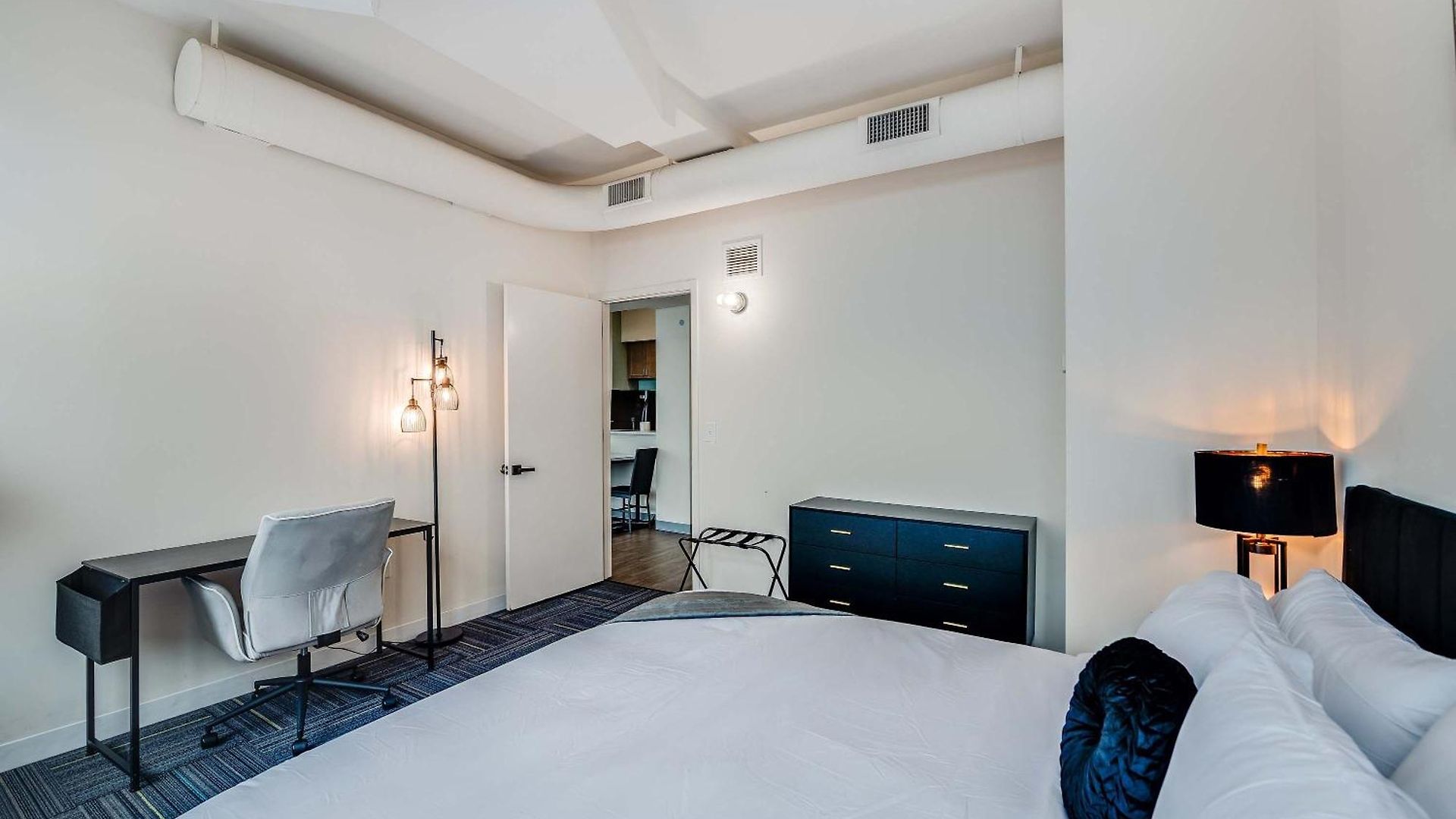 Downtown With Free In & Out Parking 6 Apartment Chicago