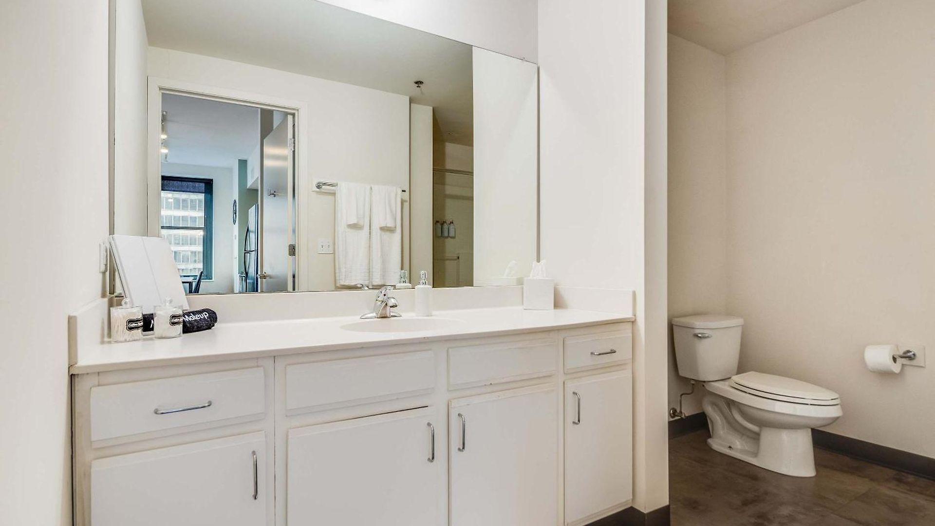 Downtown With Free In & Out Parking 3 Apartment *