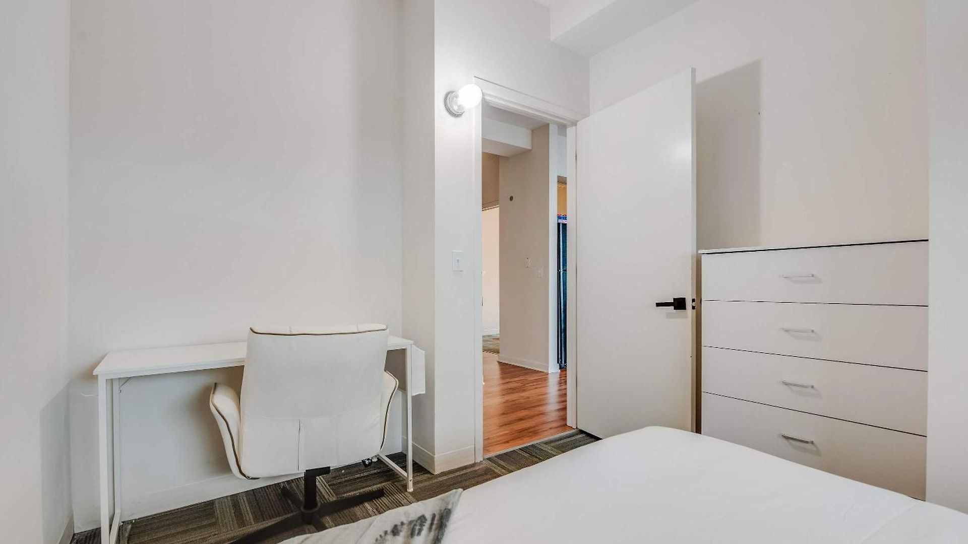 Downtown With Free In & Out Parking 3 Apartment Chicago