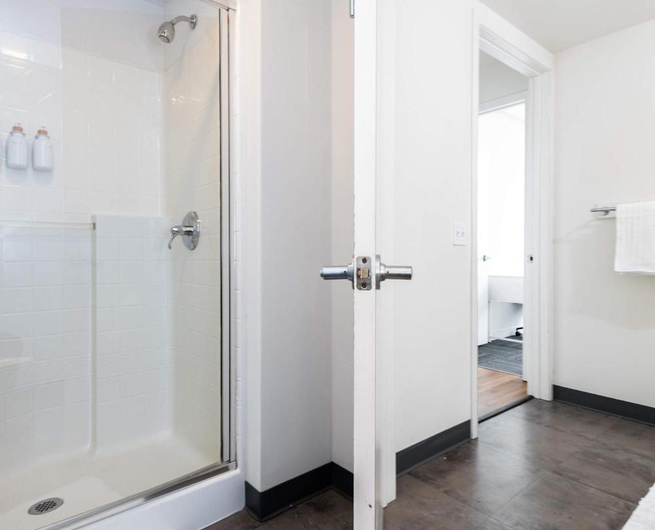 Apartment Downtown With Free In & Out Parking 5