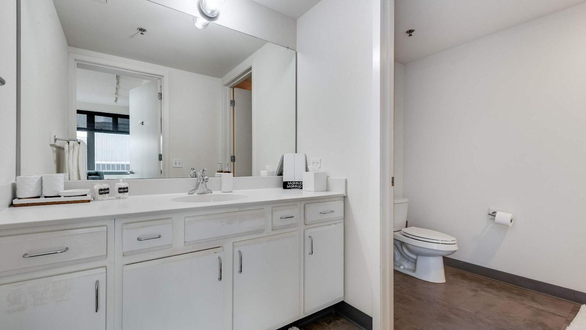 Downtown With Free In & Out Parking 5 Apartment *