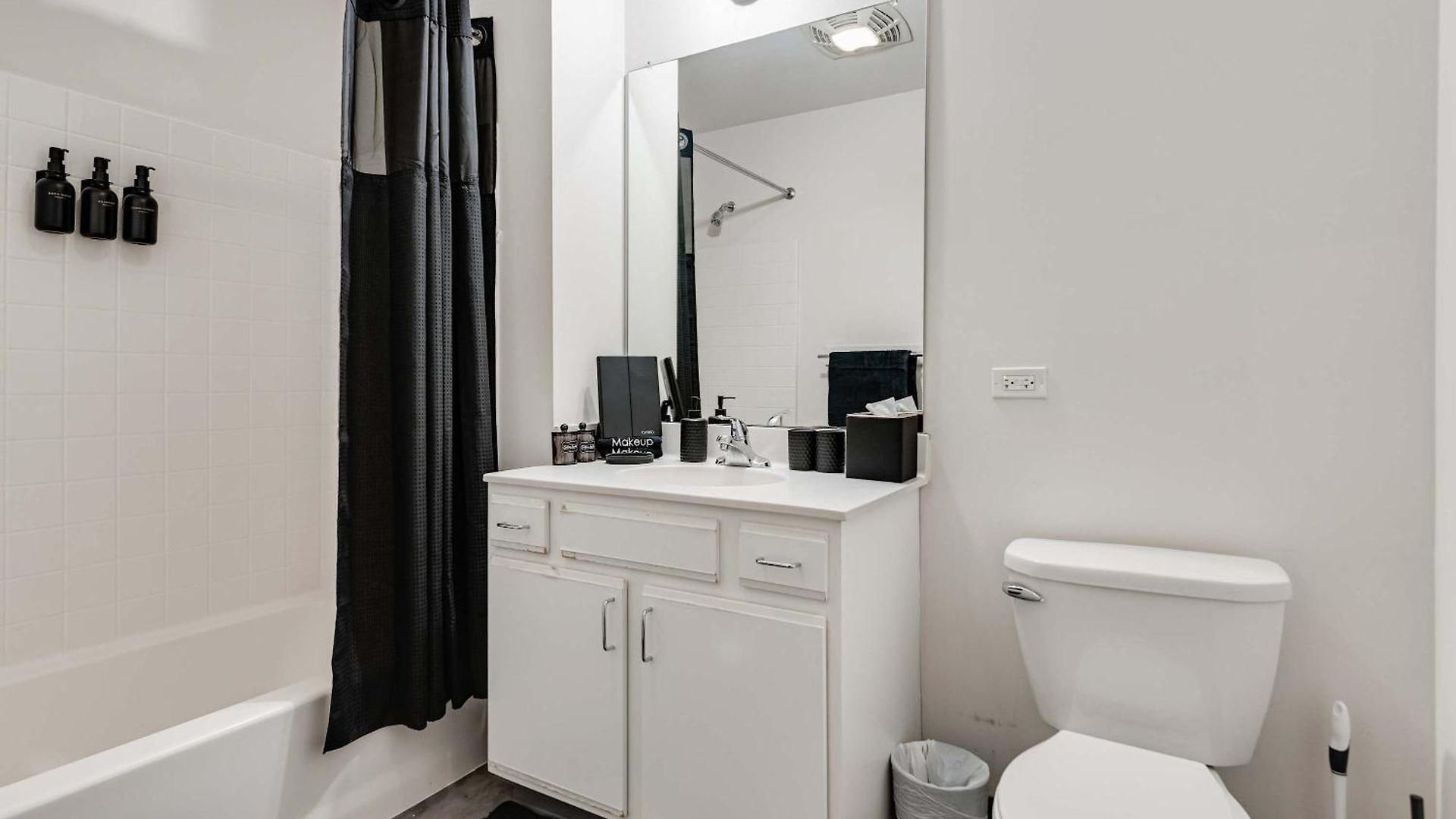 Downtown With Free In & Out Parking 5 Apartment Chicago