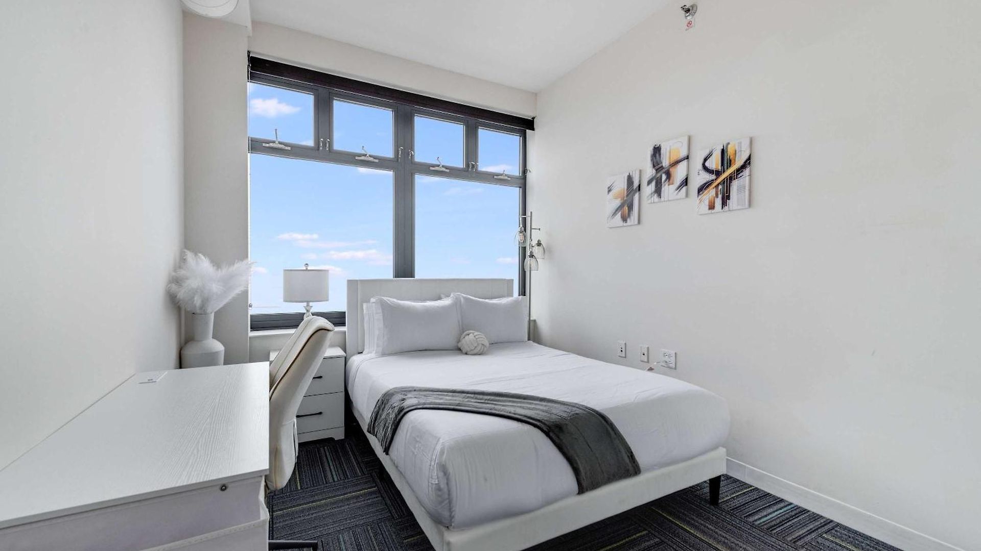 Downtown With Free In & Out Parking 5 Apartment