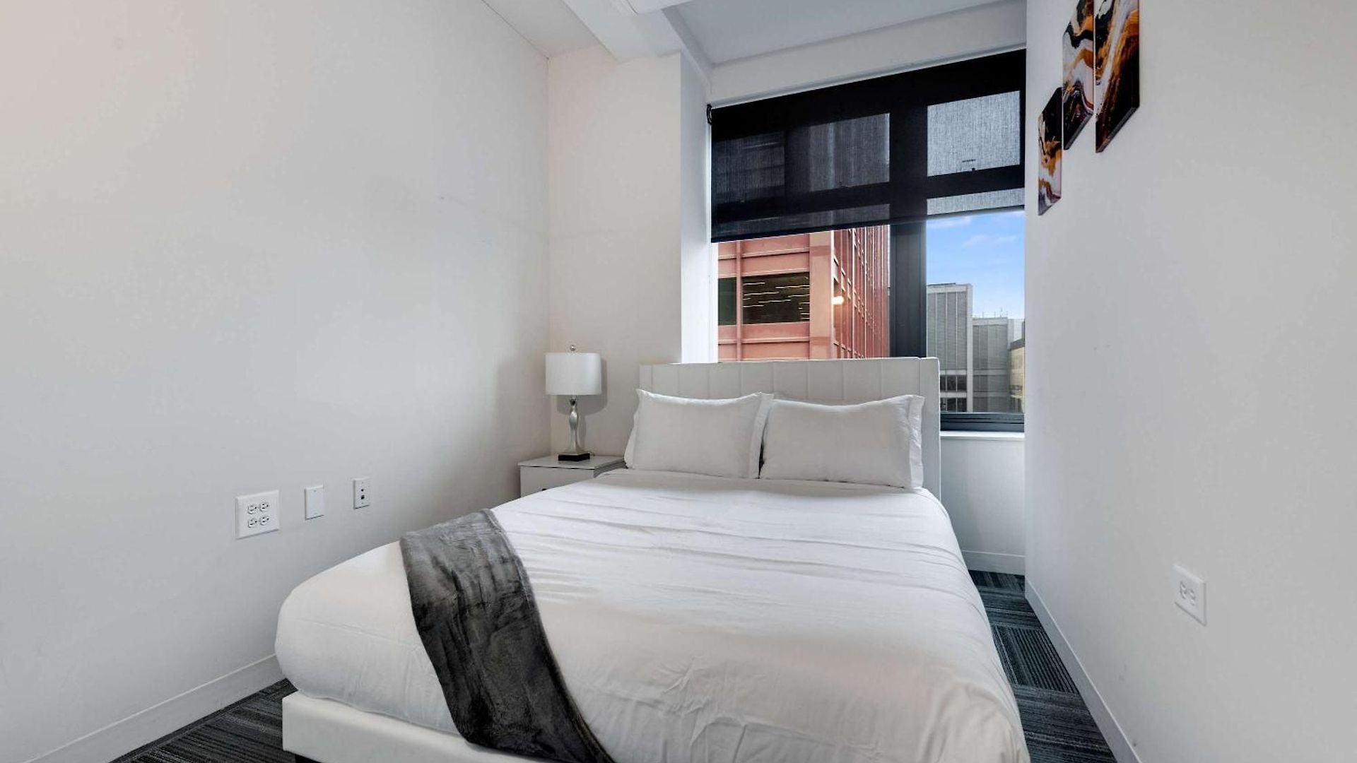 Apartment Downtown With Free In & Out Parking 5