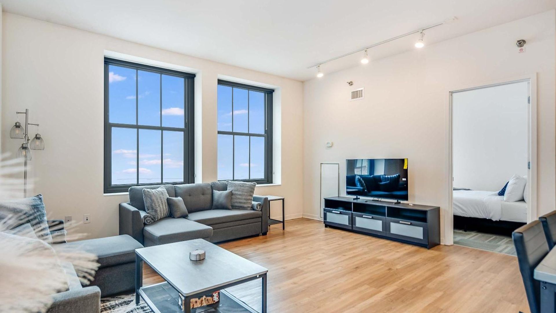 Downtown With Free In & Out Parking 1 Apartment *