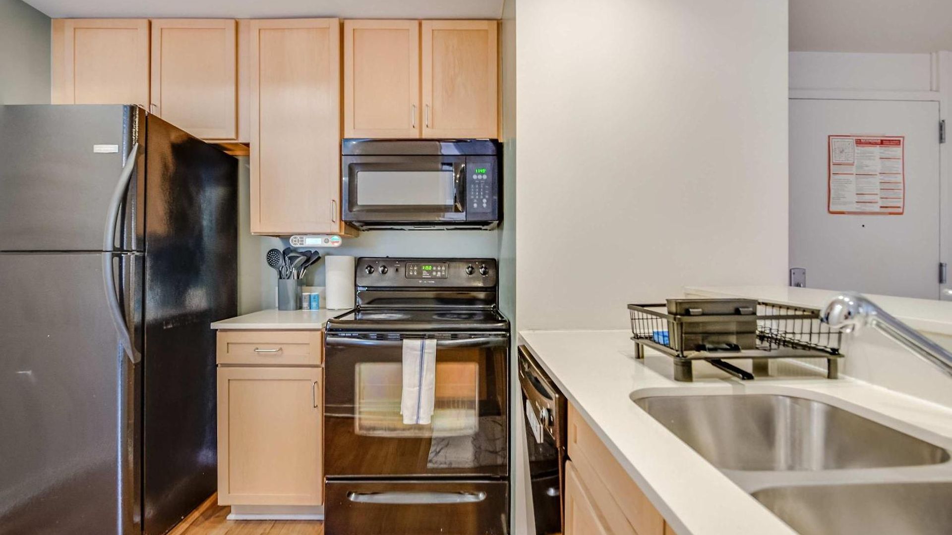 Apartment Downtown With Free In & Out Parking 1