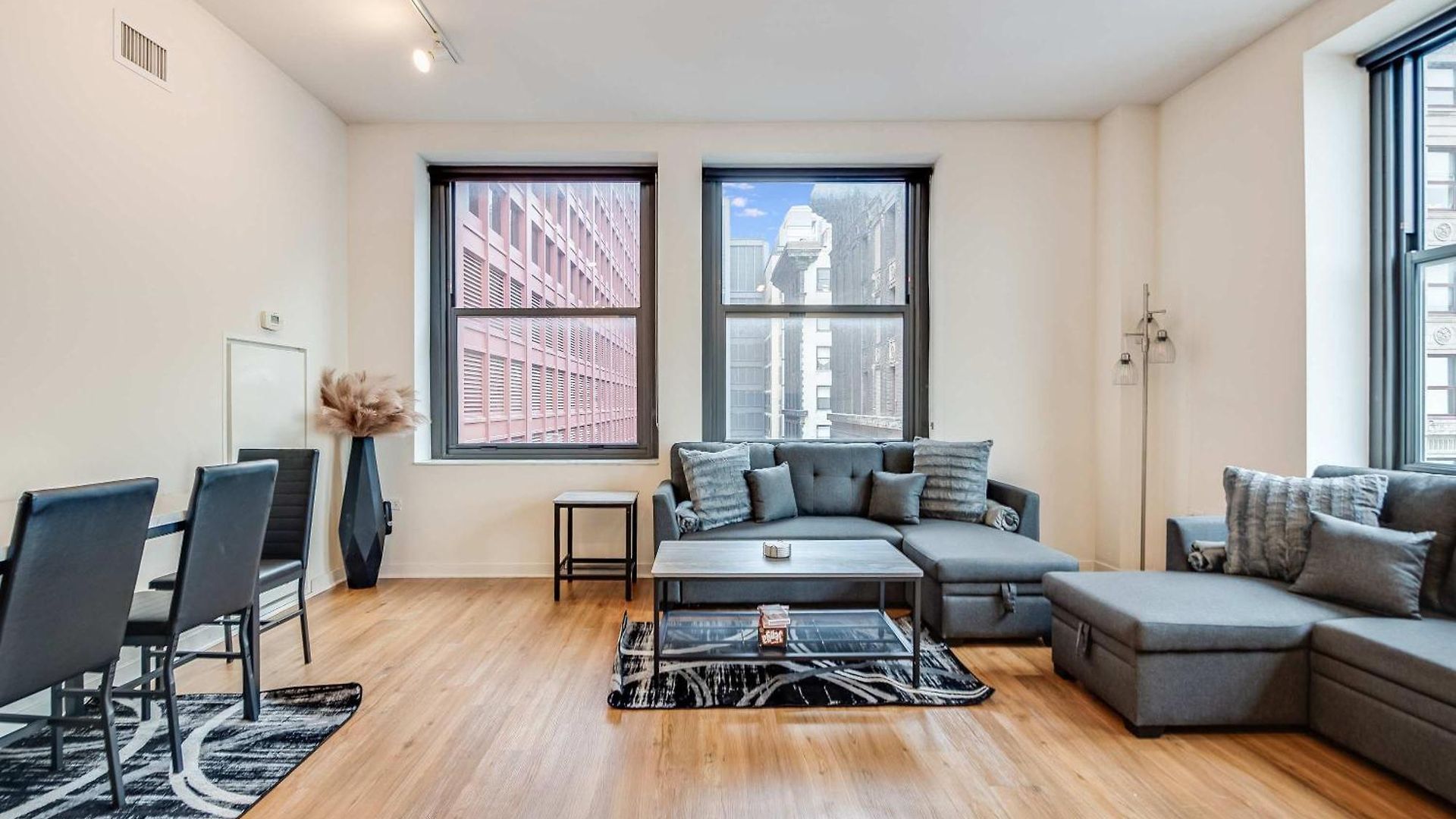 Apartment Downtown With Free In & Out Parking 1 *