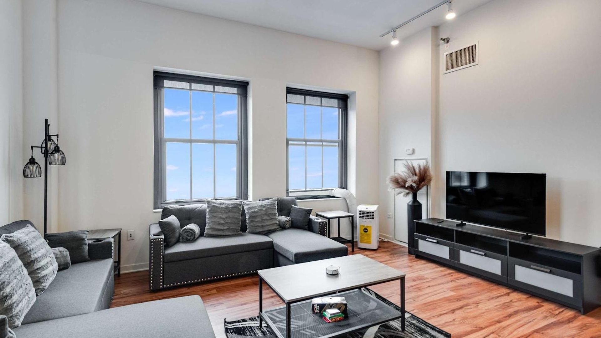Downtown With Free In & Out Parking 4 Apartment *