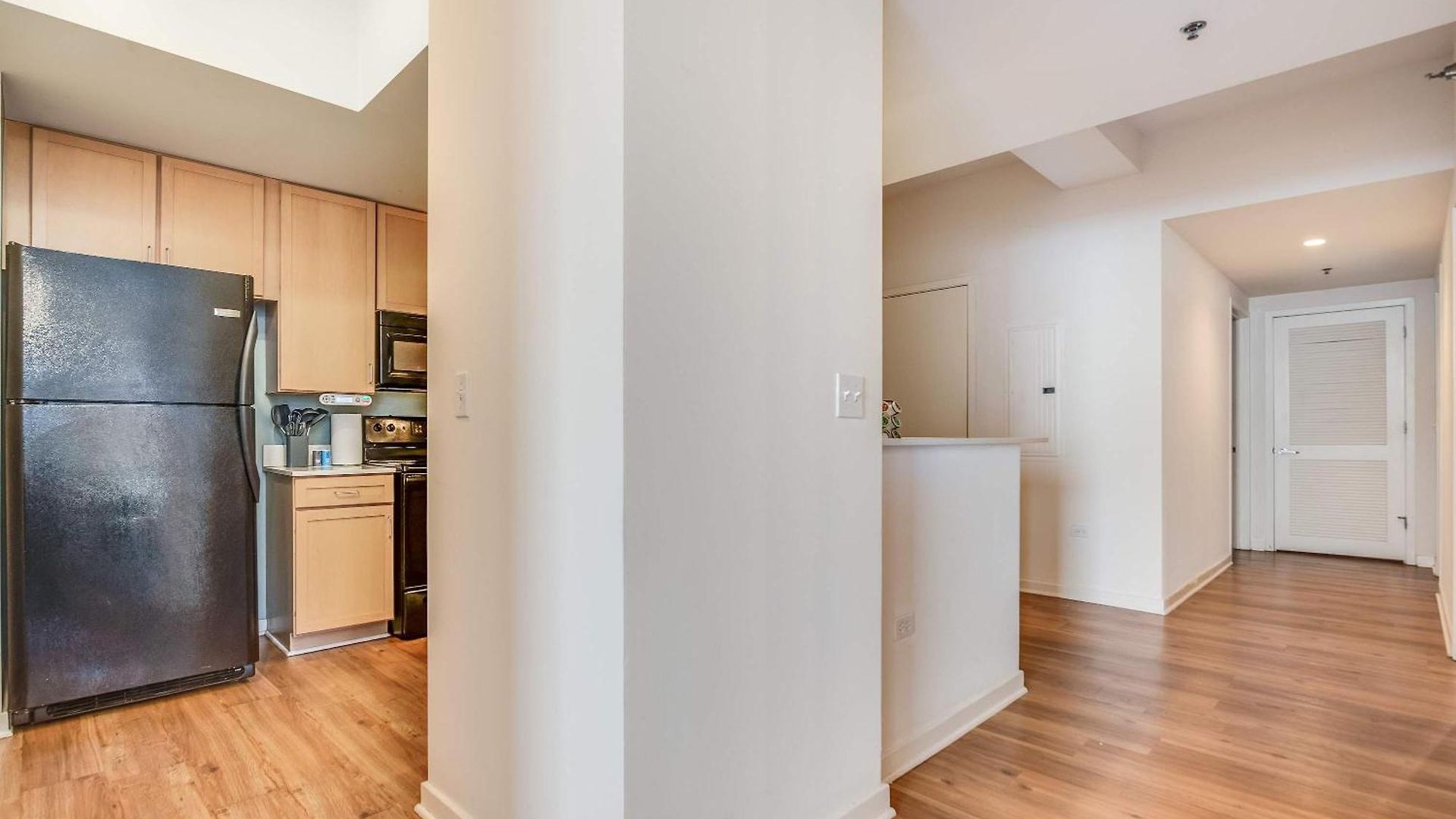 Apartment Downtown With Free In & Out Parking 1 *