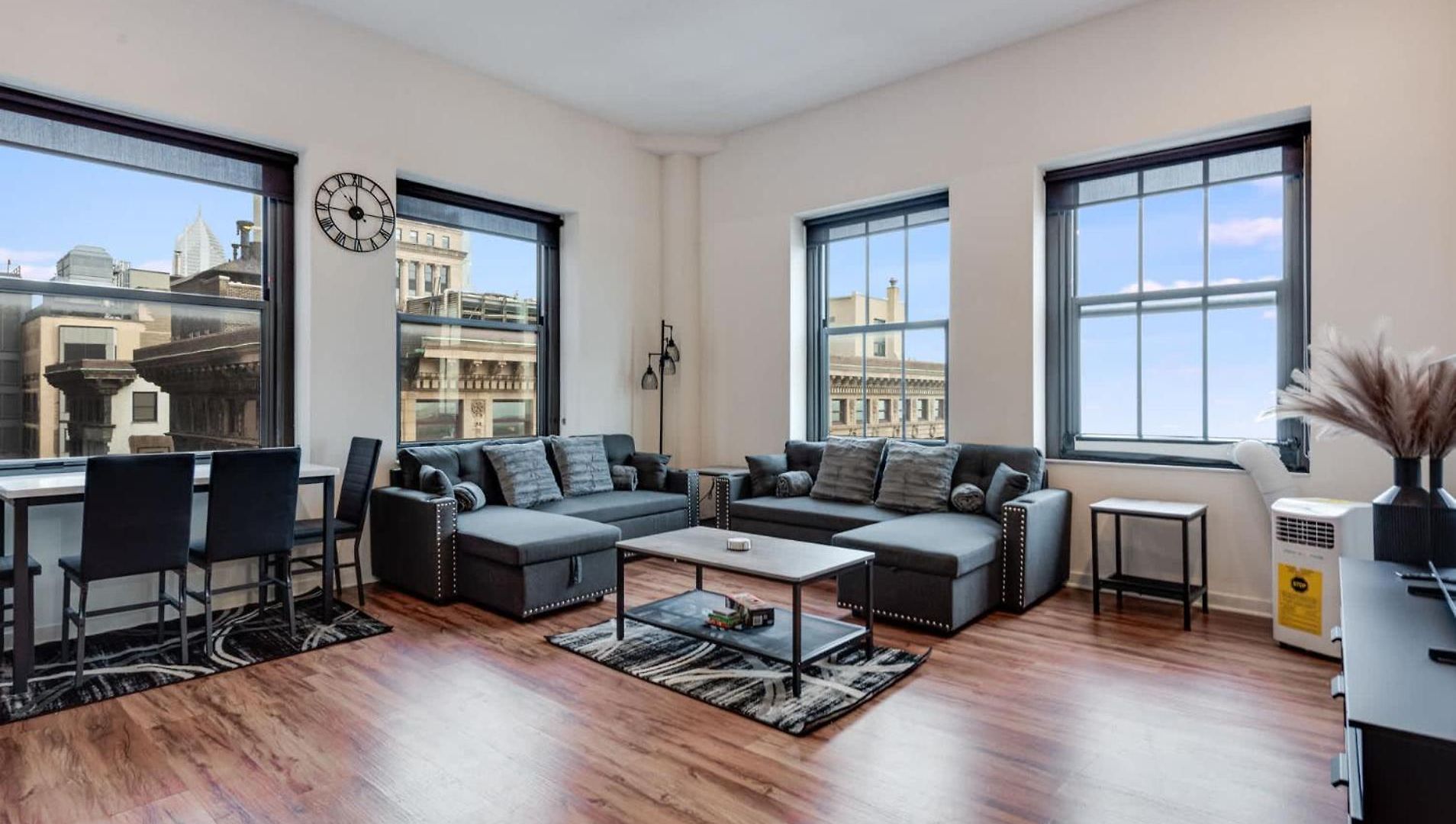 Apartment Downtown With Free In & Out Parking 4 Chicago