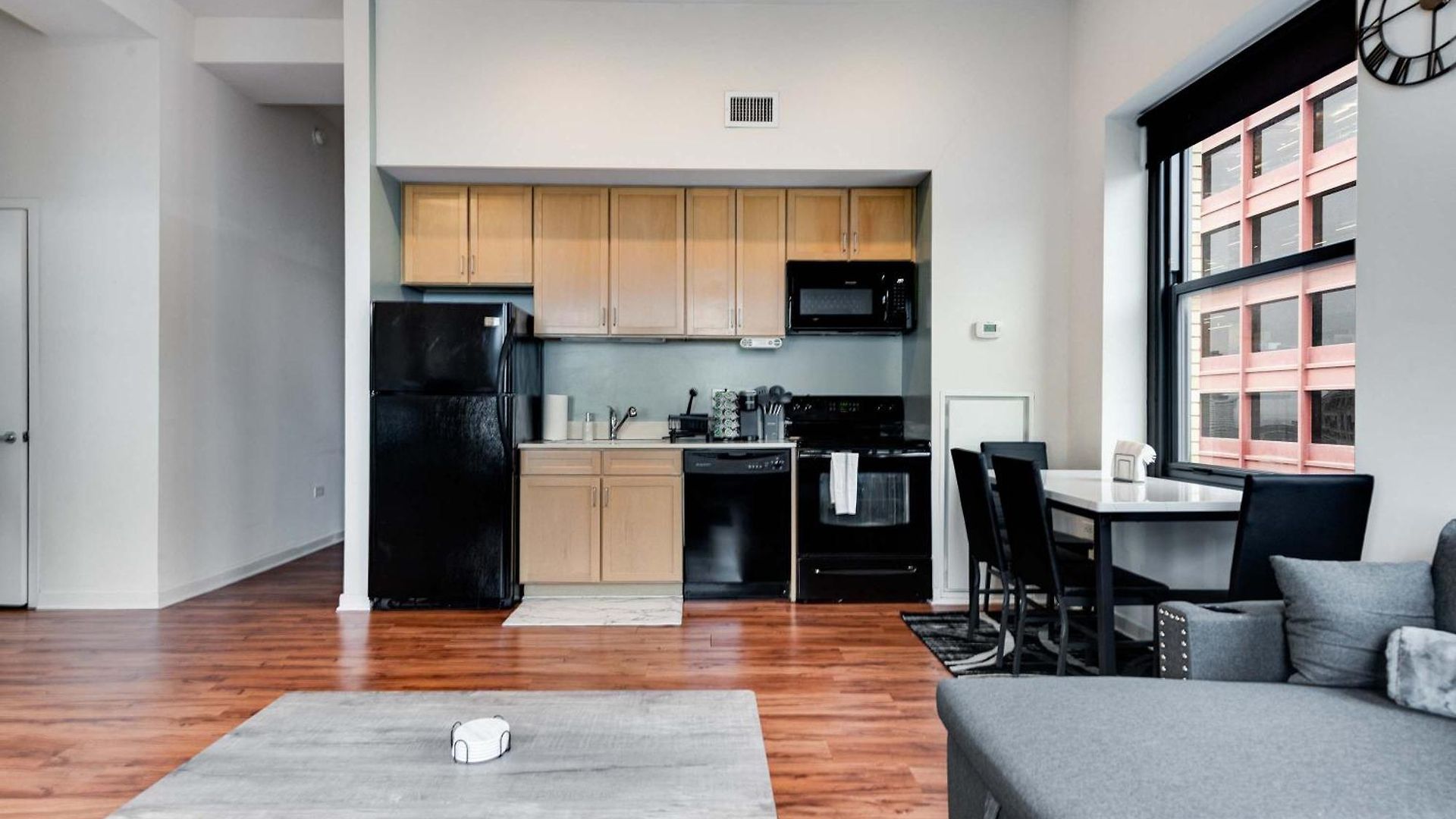 Apartment Downtown With Free In & Out Parking 4