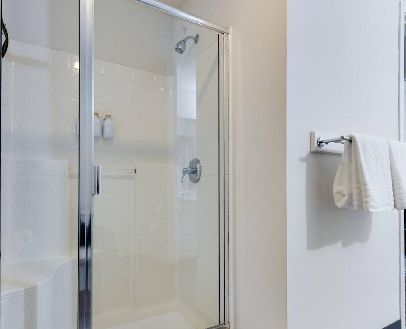 Apartment Downtown With Free In & Out Parking 4 *