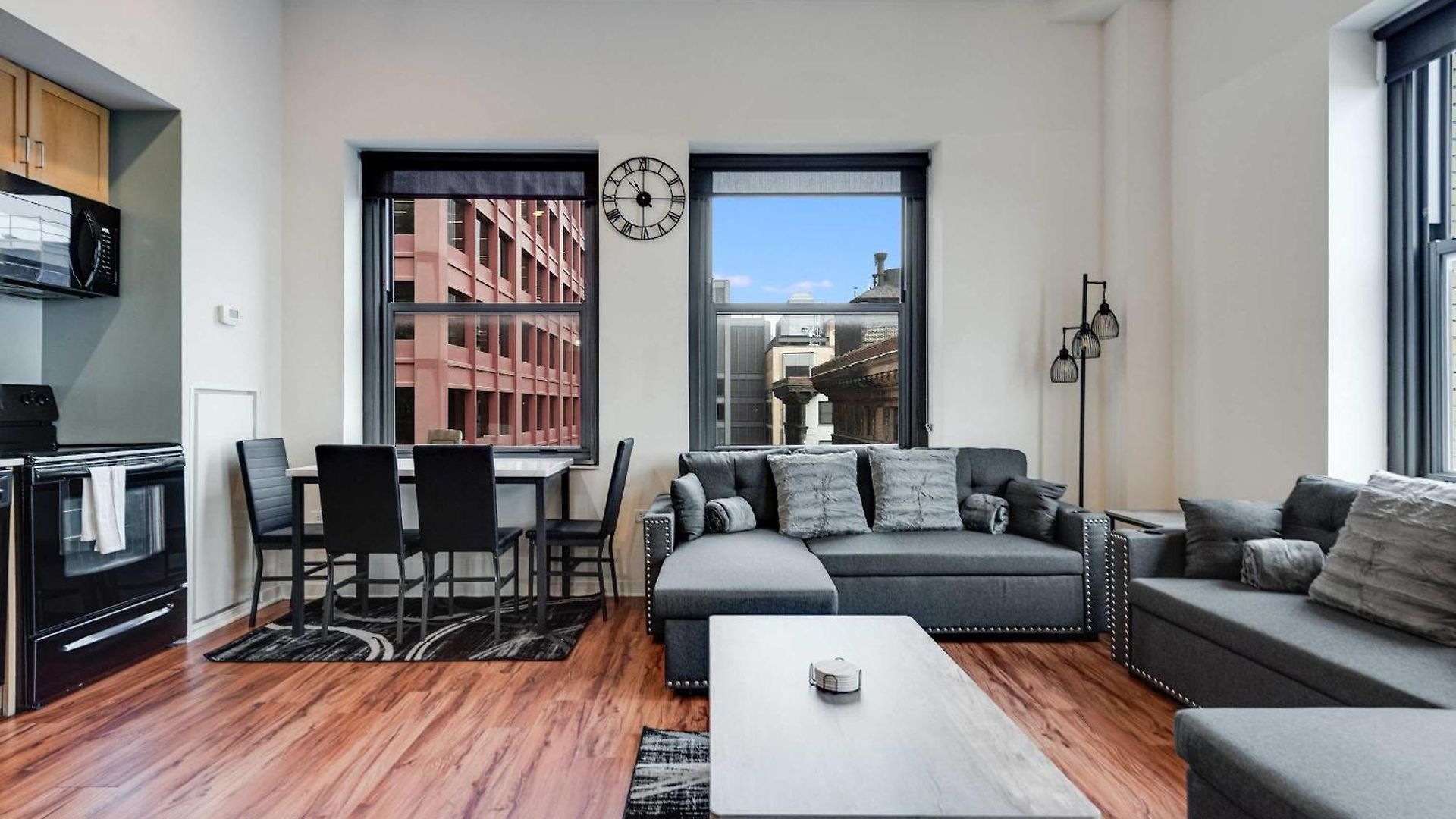 Downtown With Free In & Out Parking 4 Apartment
