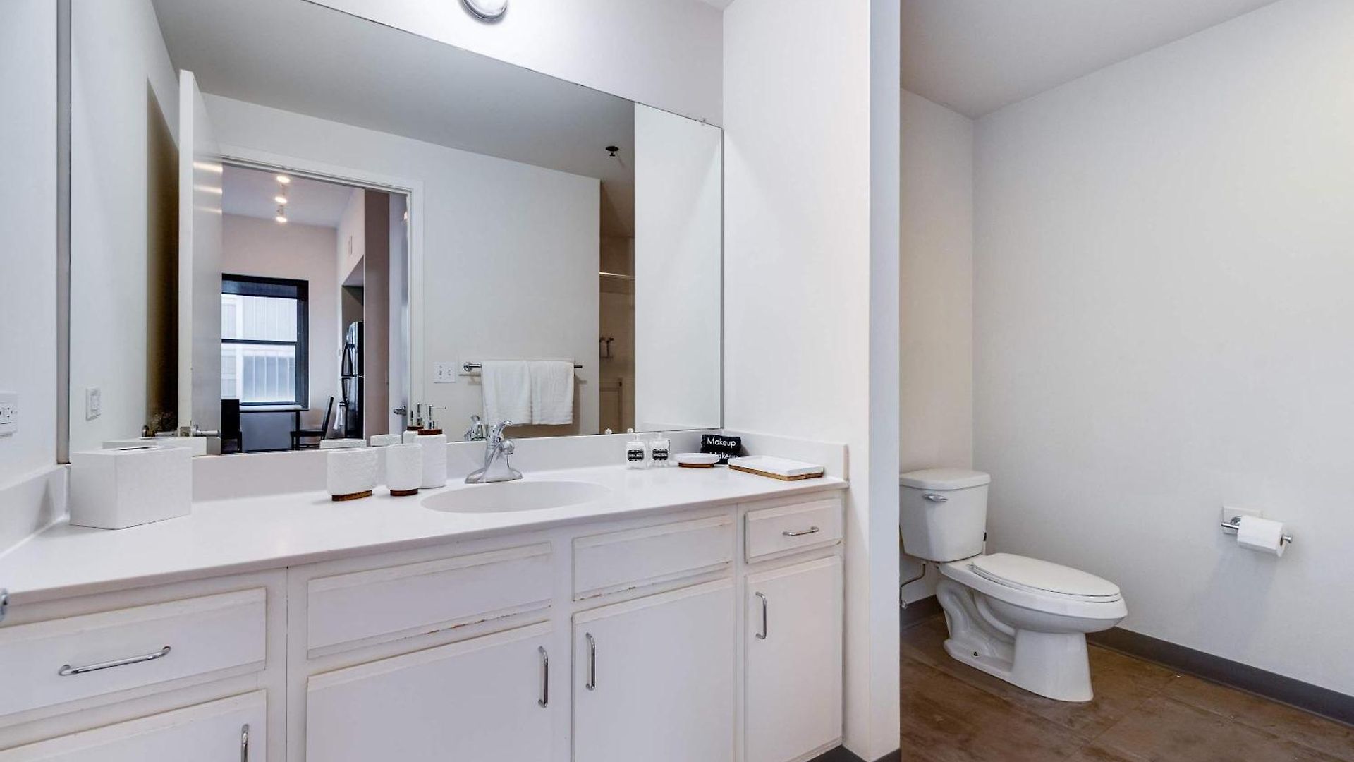 Apartment Downtown With Free In & Out Parking 4 *