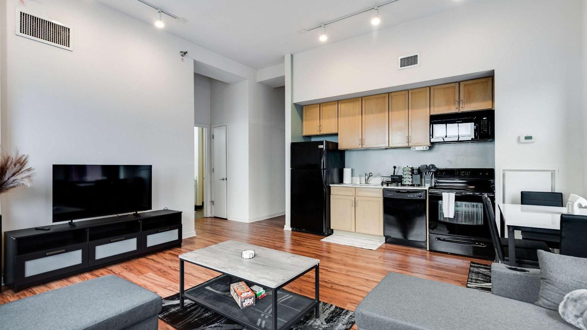 Downtown With Free In & Out Parking 4 Apartment *