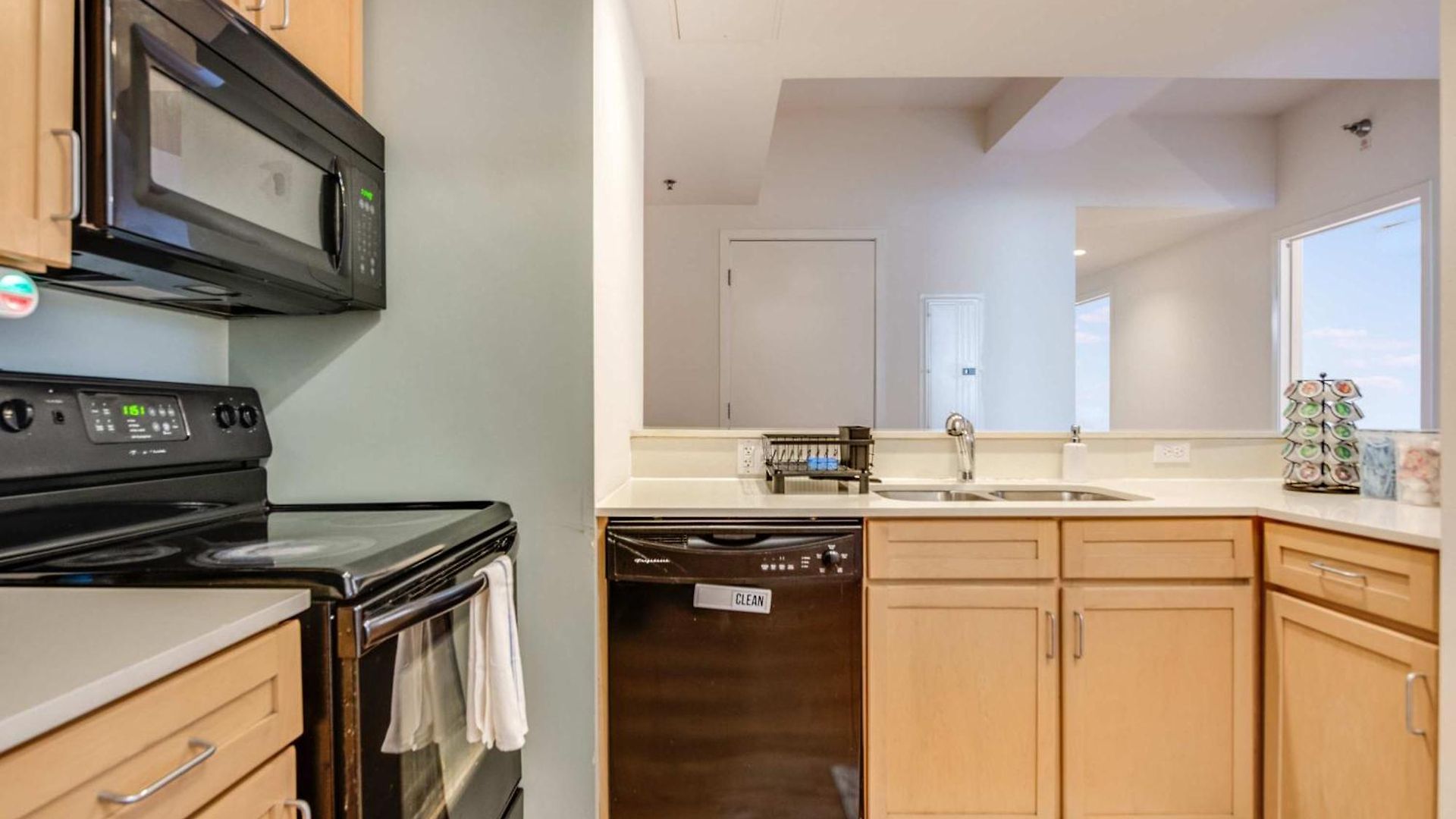 Apartment Downtown With Free In & Out Parking 1 *
