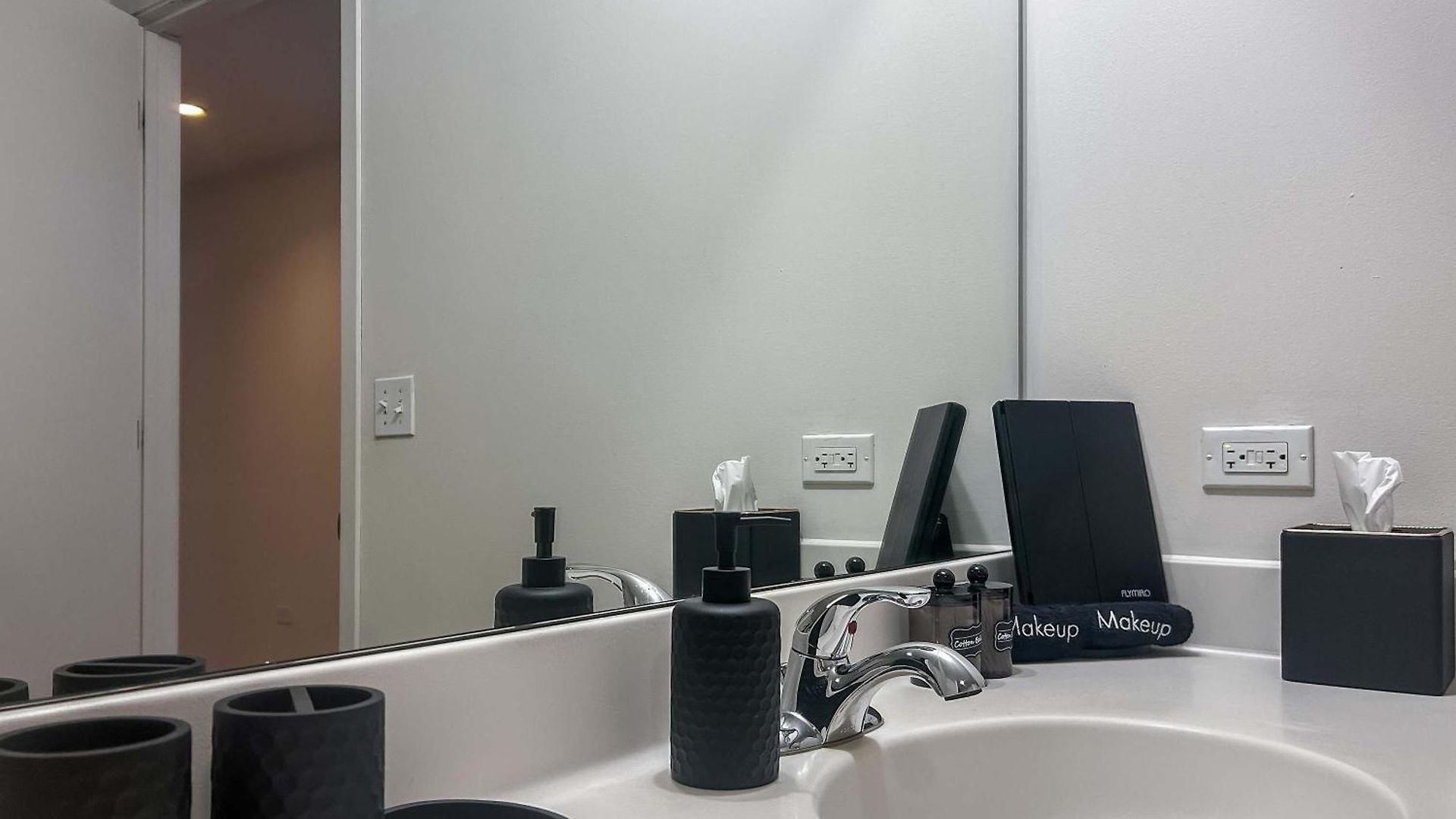 Downtown With Free In & Out Parking 1 Apartment Chicago